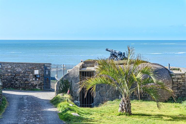 luxury property 12 Rooms for seasonal rent on CLOHARS CARNOET (29360)