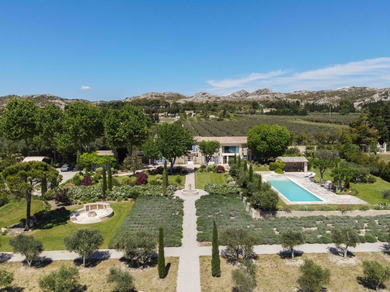 luxury house 8 Rooms for sale on MAUSSANE LES ALPILLES (13520)