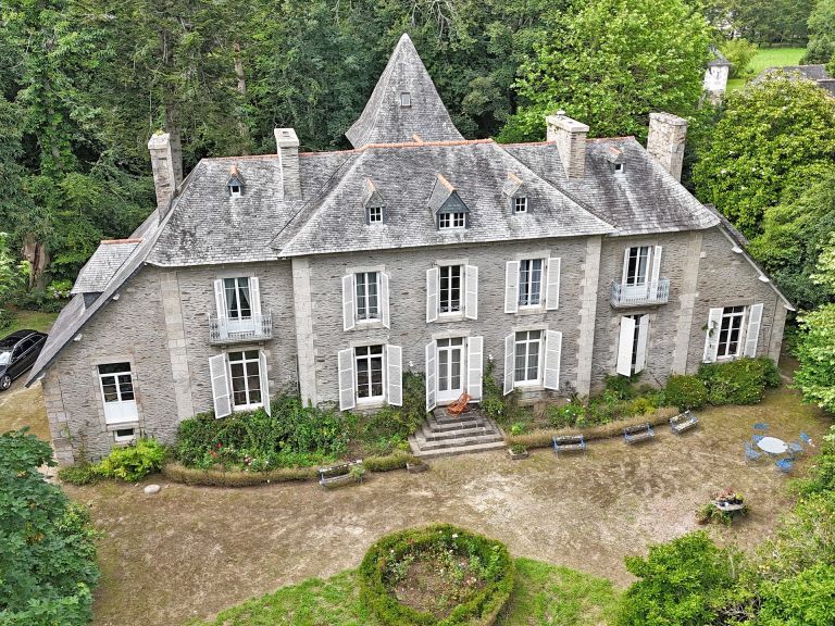 manor house 10 Rooms for sale on PLOUGONVELIN (29217)