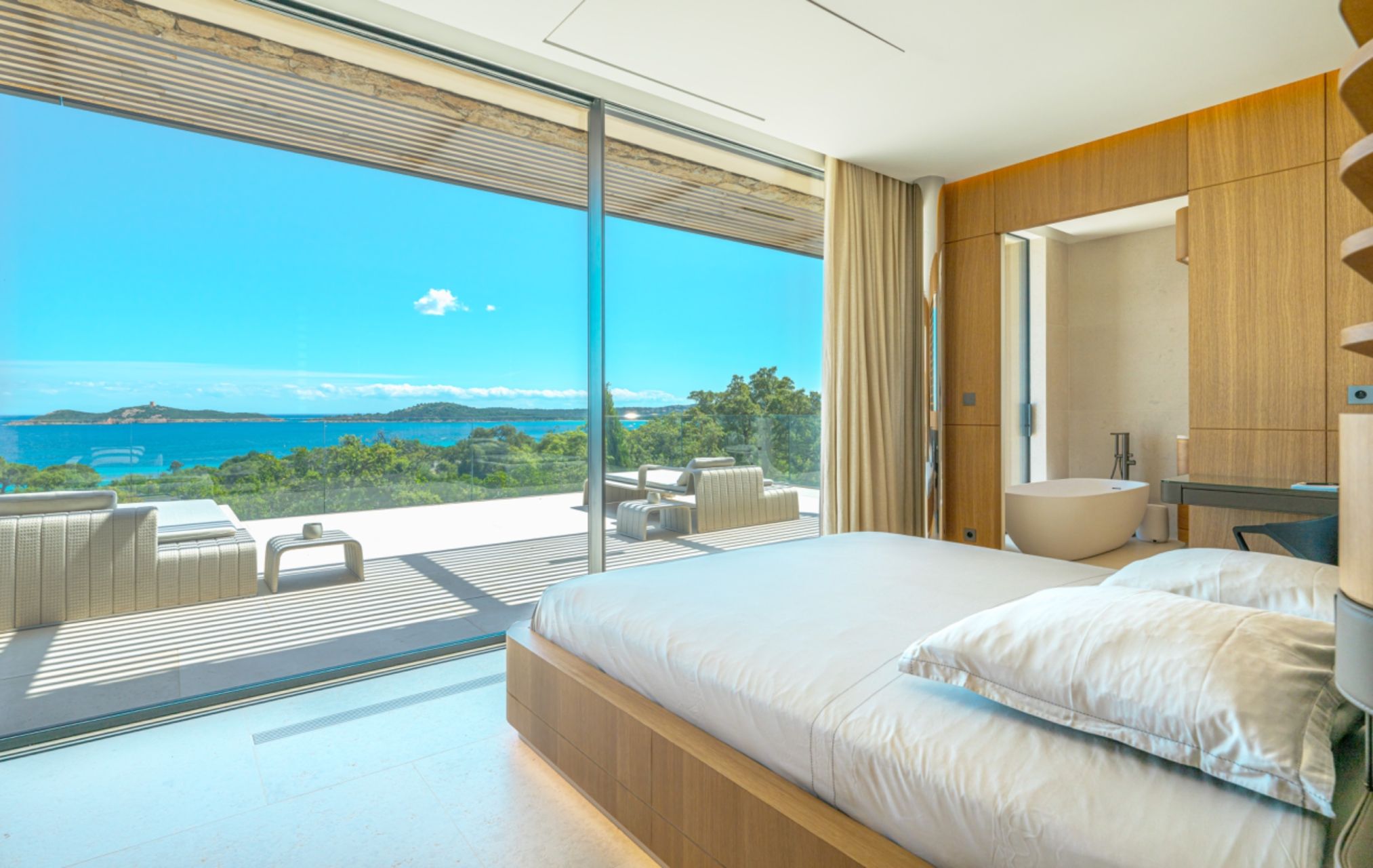 villa de luxe 8 Pièces en location saisonnière sur STE LUCIE DE PORTO VECCHIO (20144)