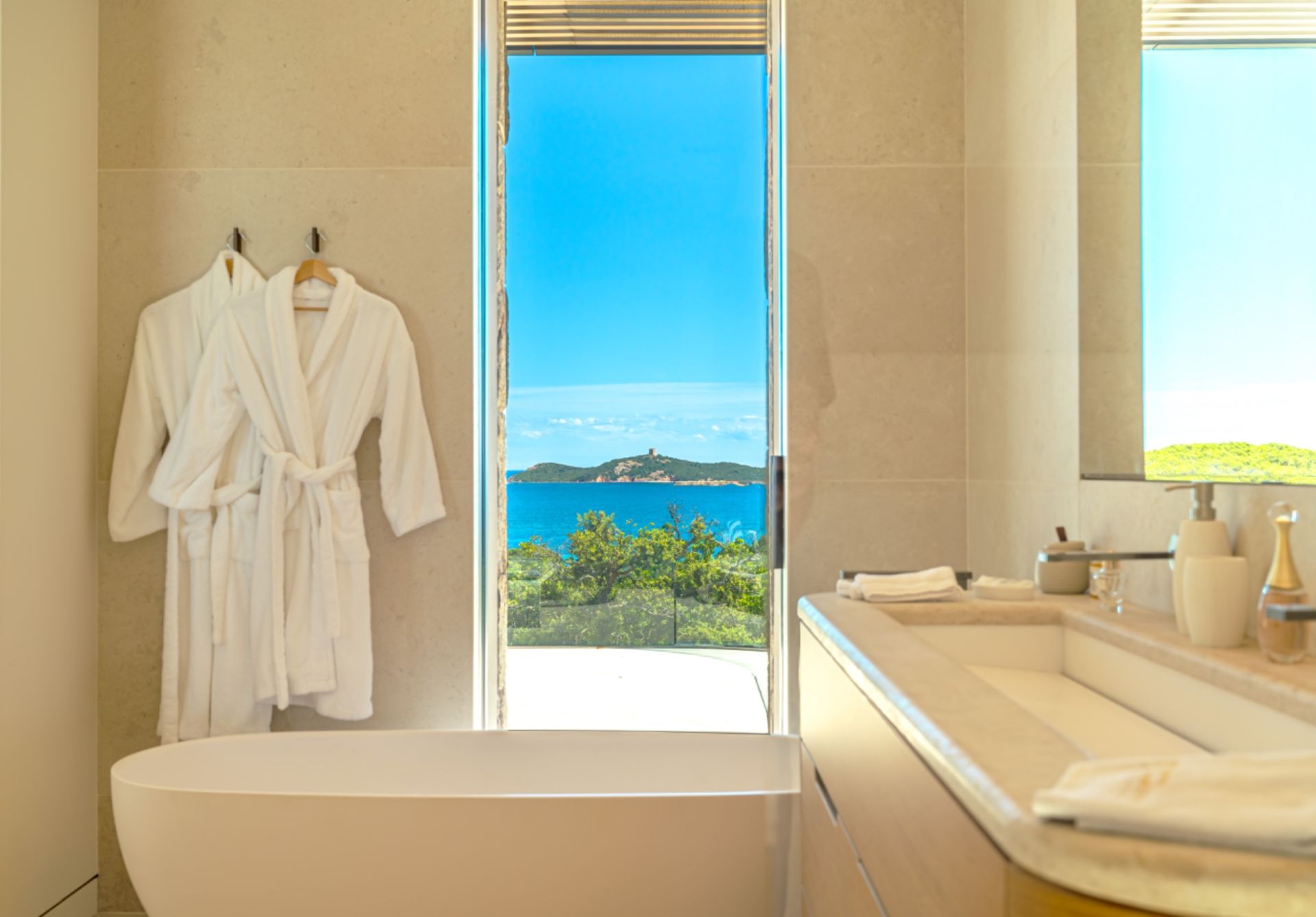 villa de luxe 8 Pièces en location saisonnière sur STE LUCIE DE PORTO VECCHIO (20144)