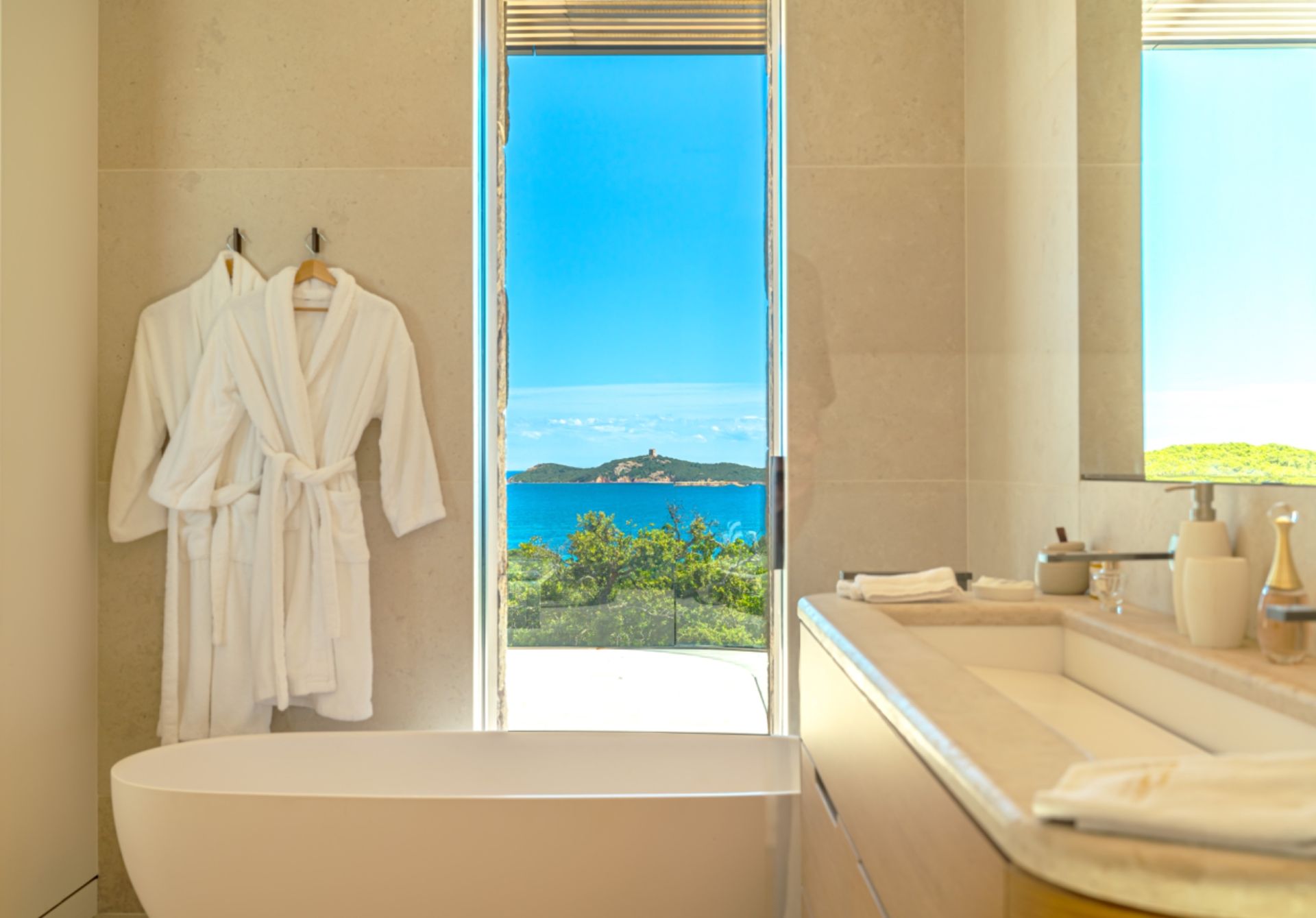 villa de luxe 8 Pièces en location saisonnière sur STE LUCIE DE PORTO VECCHIO (20144)