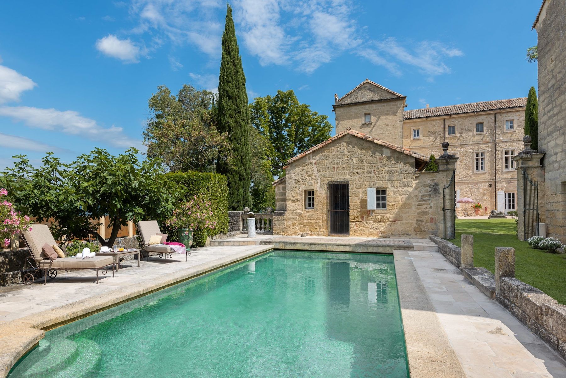 château 9 Pièces en location saisonnière sur UZES (30700)