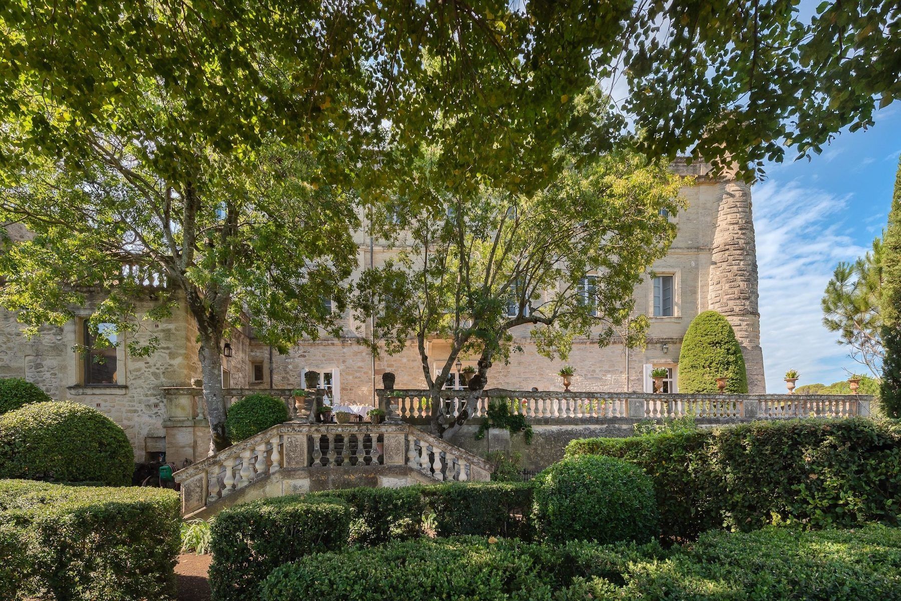 château 9 Pièces en location saisonnière sur UZES (30700)