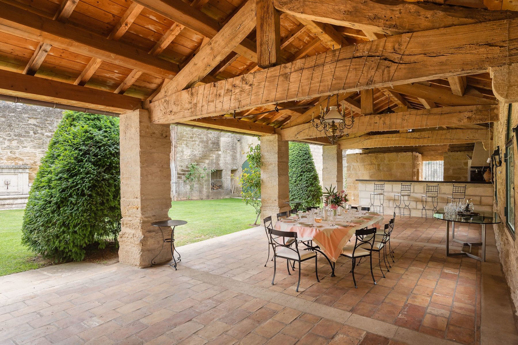 château 9 Pièces en location saisonnière sur UZES (30700)