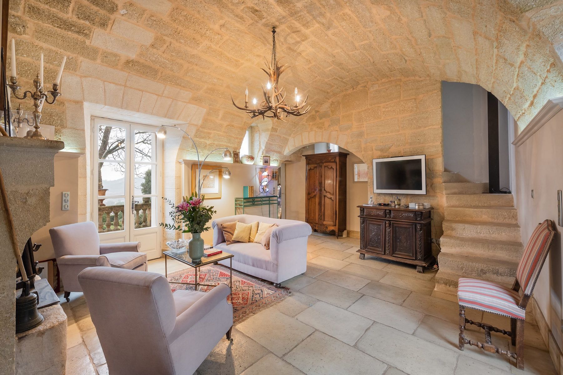 château 9 Pièces en location saisonnière sur UZES (30700)