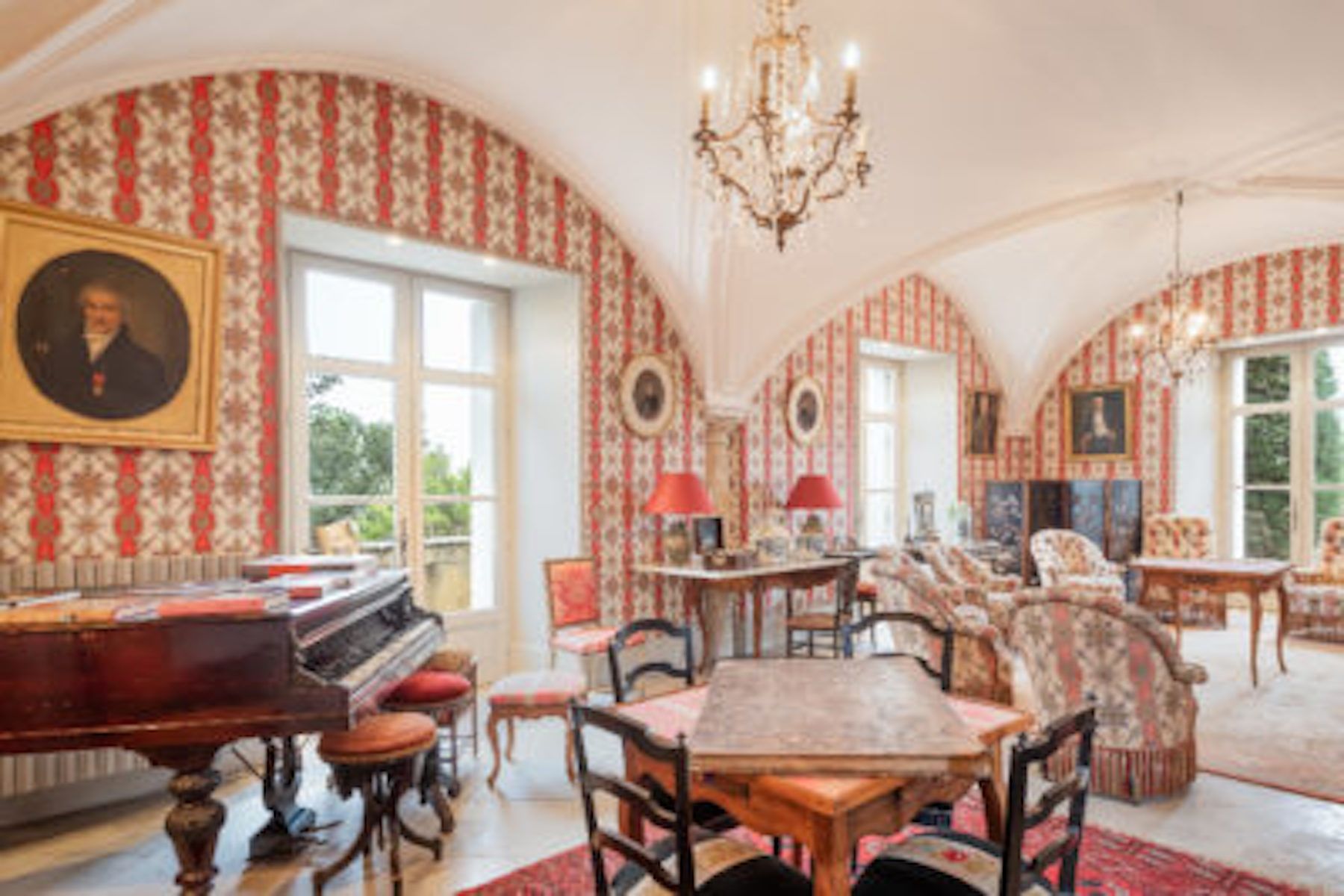 château 9 Pièces en location saisonnière sur UZES (30700)