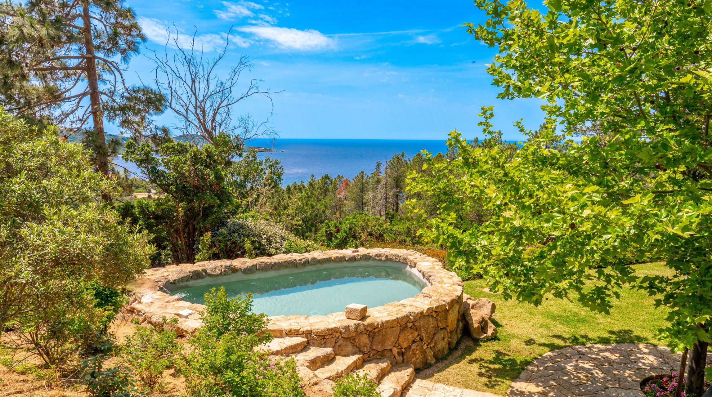 maison de luxe 6 Pièces en location saisonnière sur COTI CHIAVARI (20138)