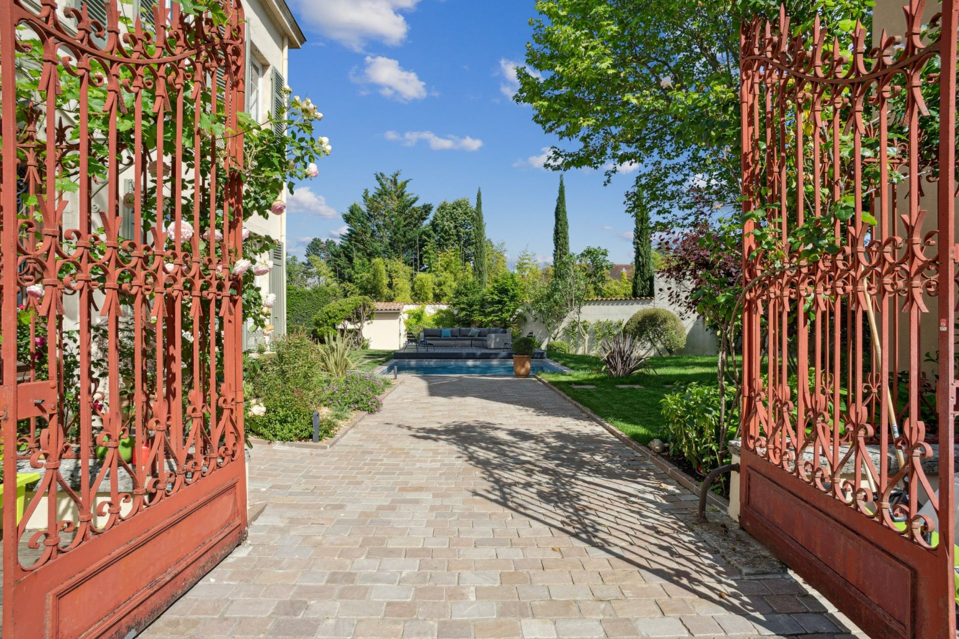 luxury house 13 Rooms for sale on CHARBONNIERES LES BAINS (69260)