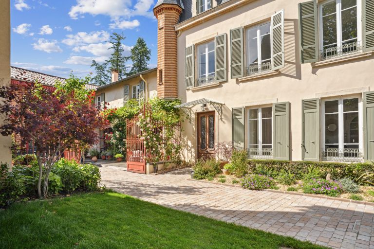 luxury house 13 Rooms for sale on CHARBONNIERES LES BAINS (69260)