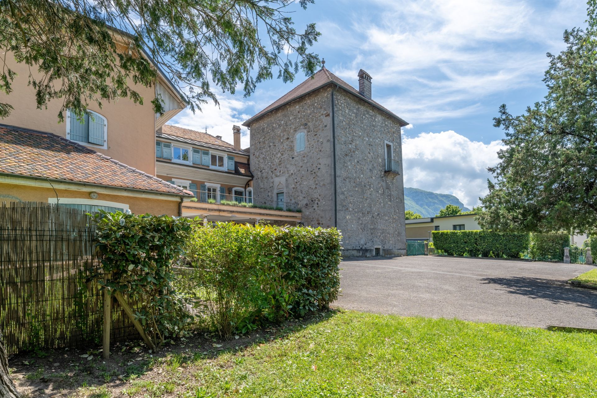 luxury apartment 5 Rooms for sale on GAILLARD (74240)