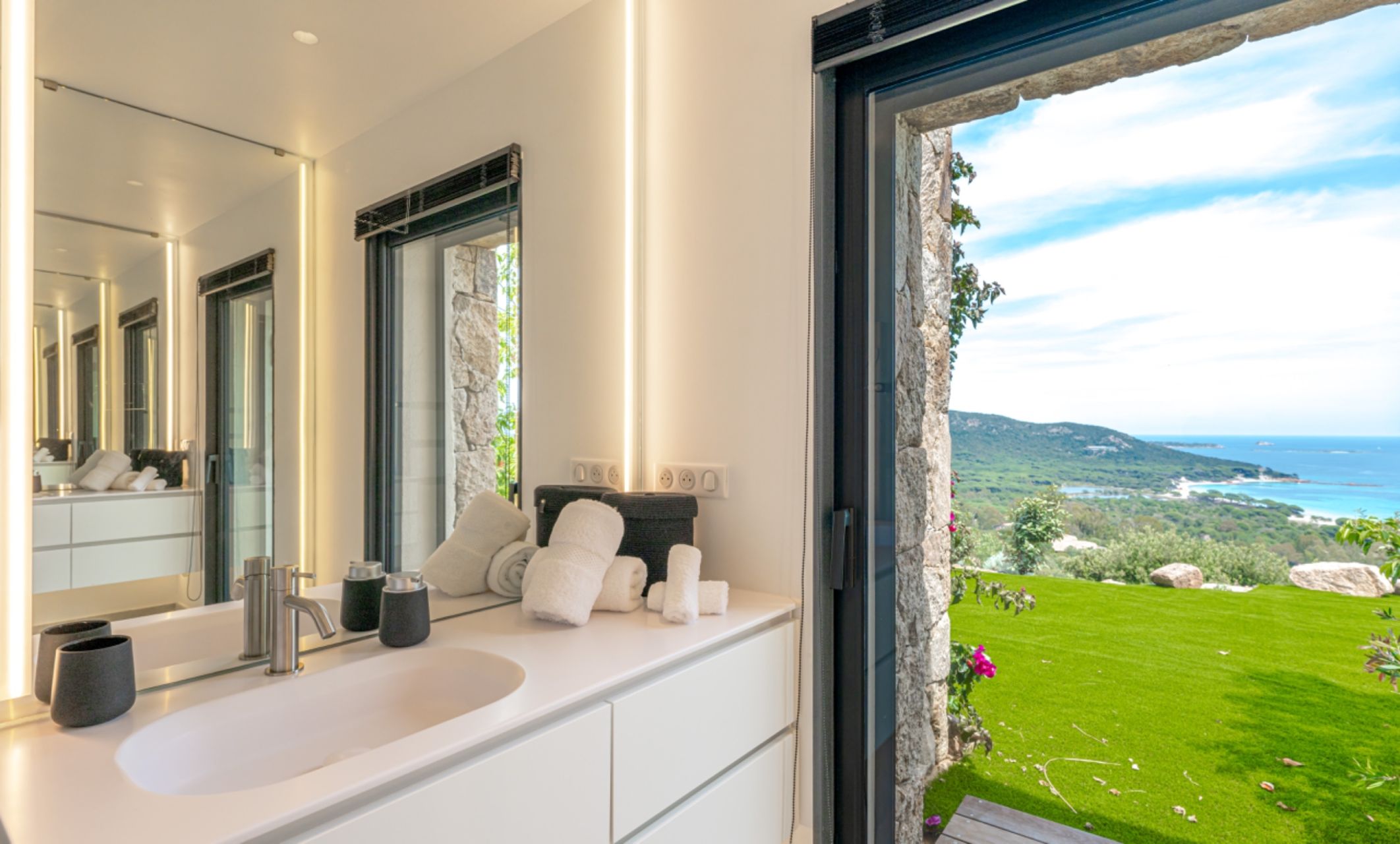 luxury villa 8 Rooms for seasonal rent on PORTO VECCHIO (20137)