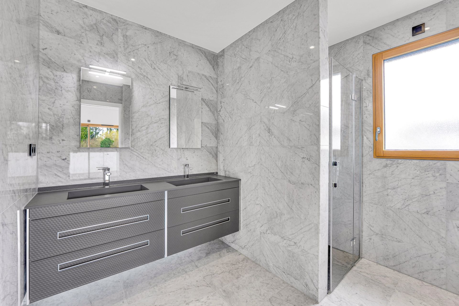 luxury apartment 7 Rooms for sale on DIVONNE LES BAINS (01220)