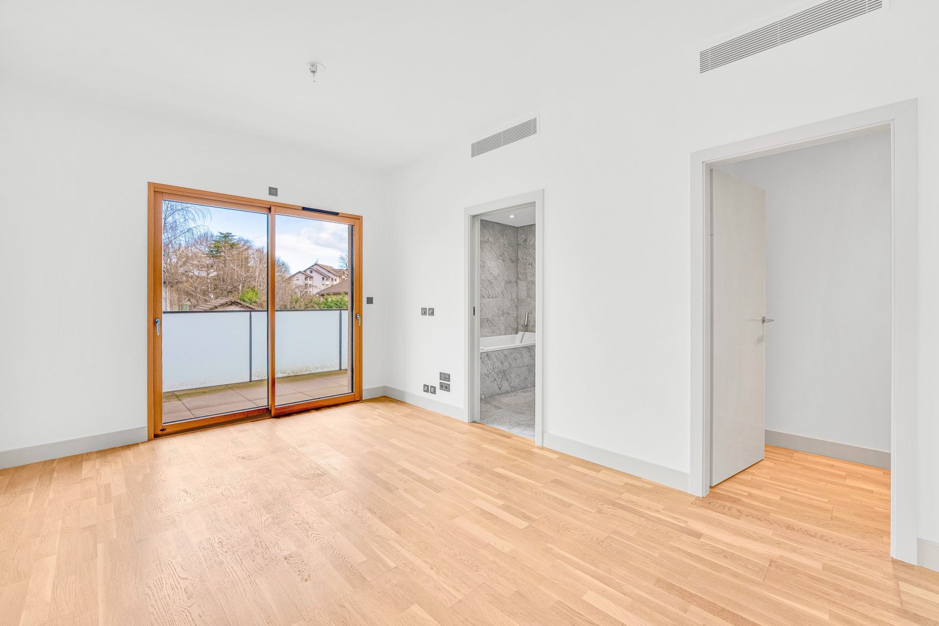 luxury apartment 7 Rooms for sale on DIVONNE LES BAINS (01220)