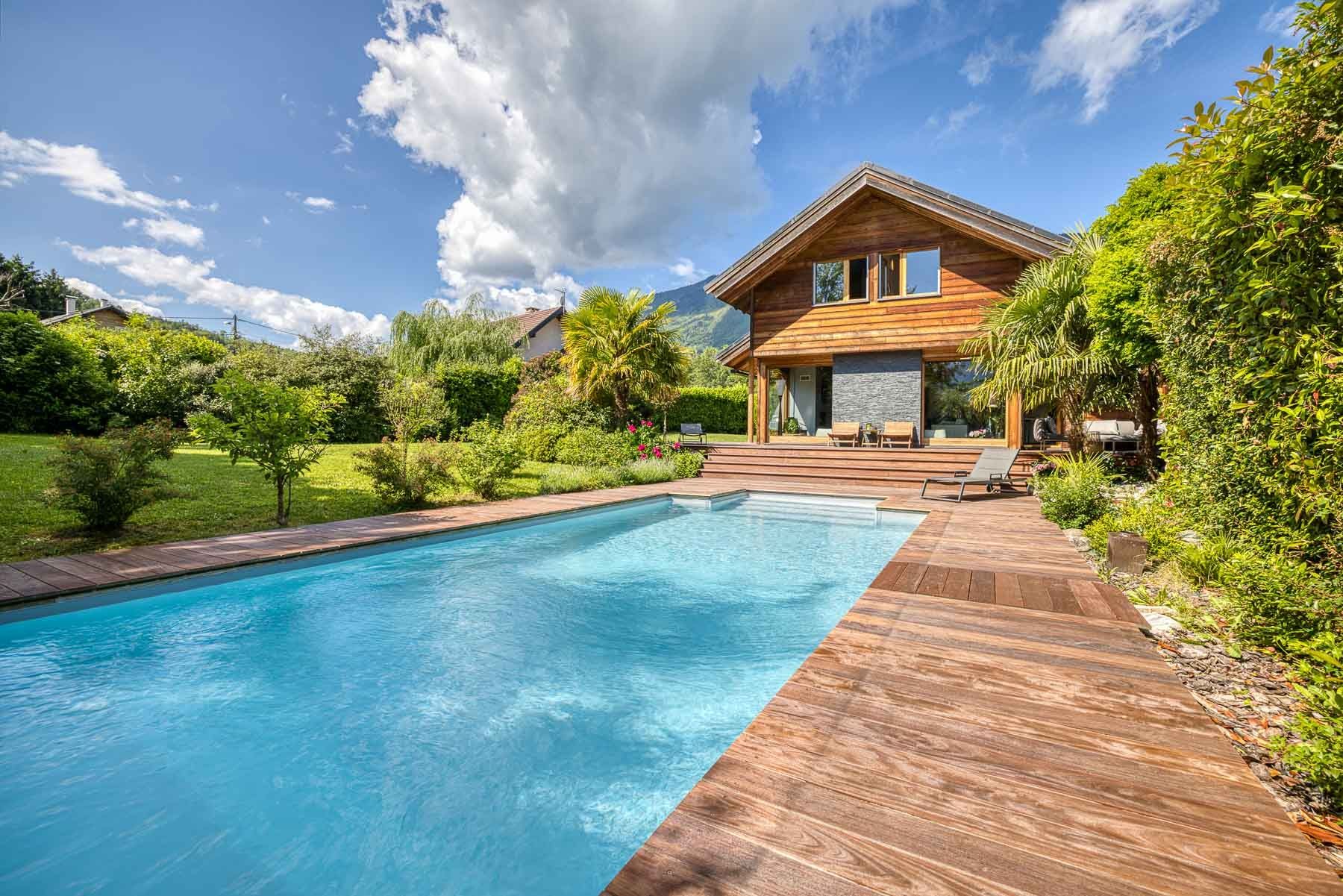 luxury house 8 Rooms for sale on ST JORIOZ (74410)