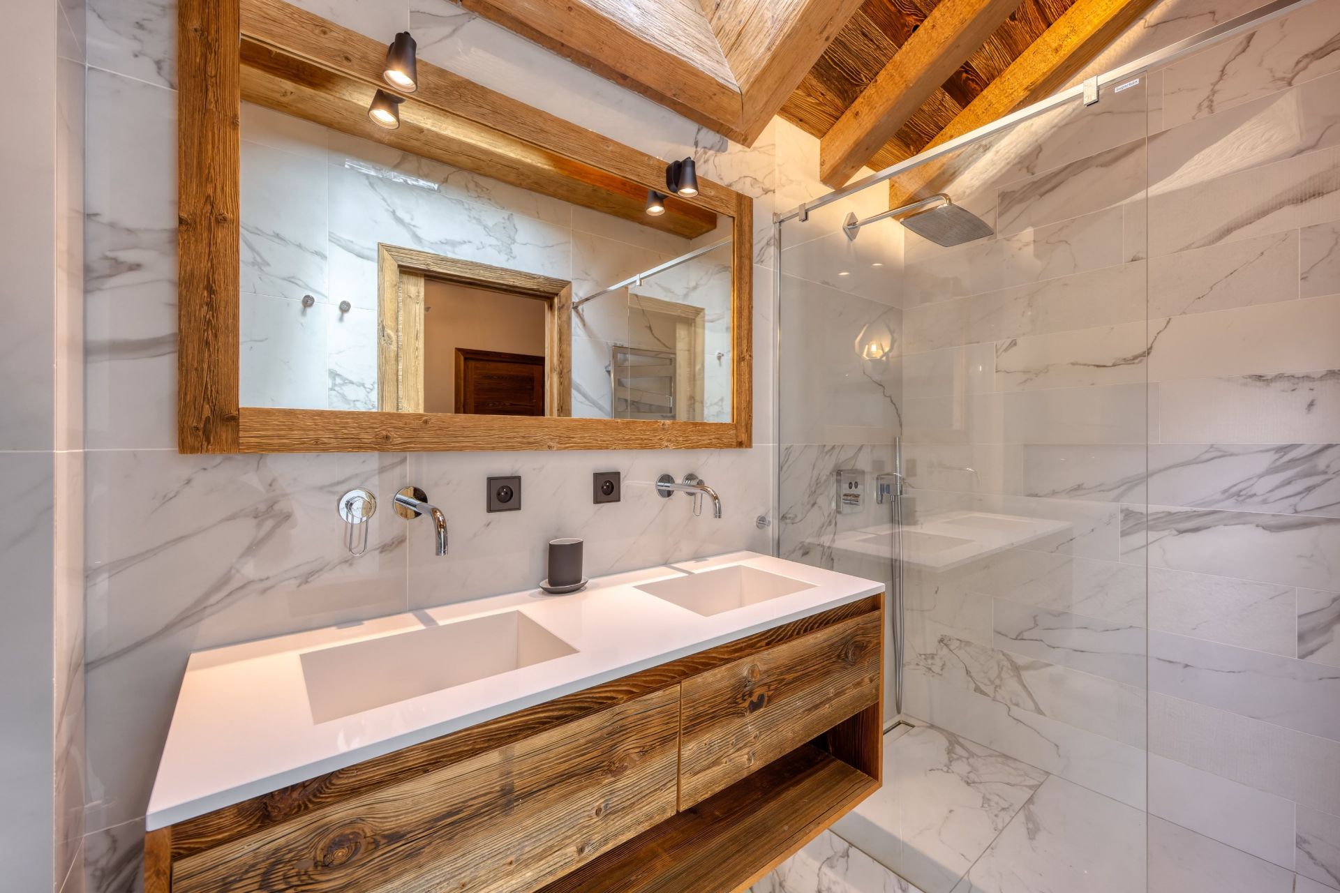 luxury apartment 8 Rooms for seasonal rent on MERIBEL LES ALLUES (73550)