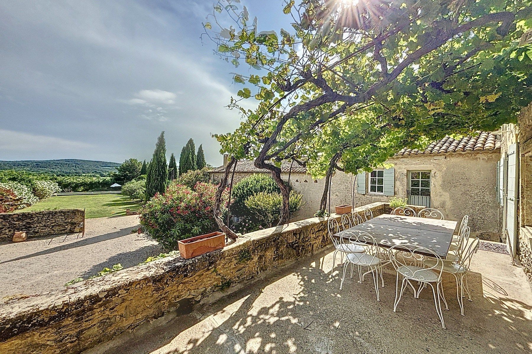 luxury house 10 Rooms for sale on UZES (30700)