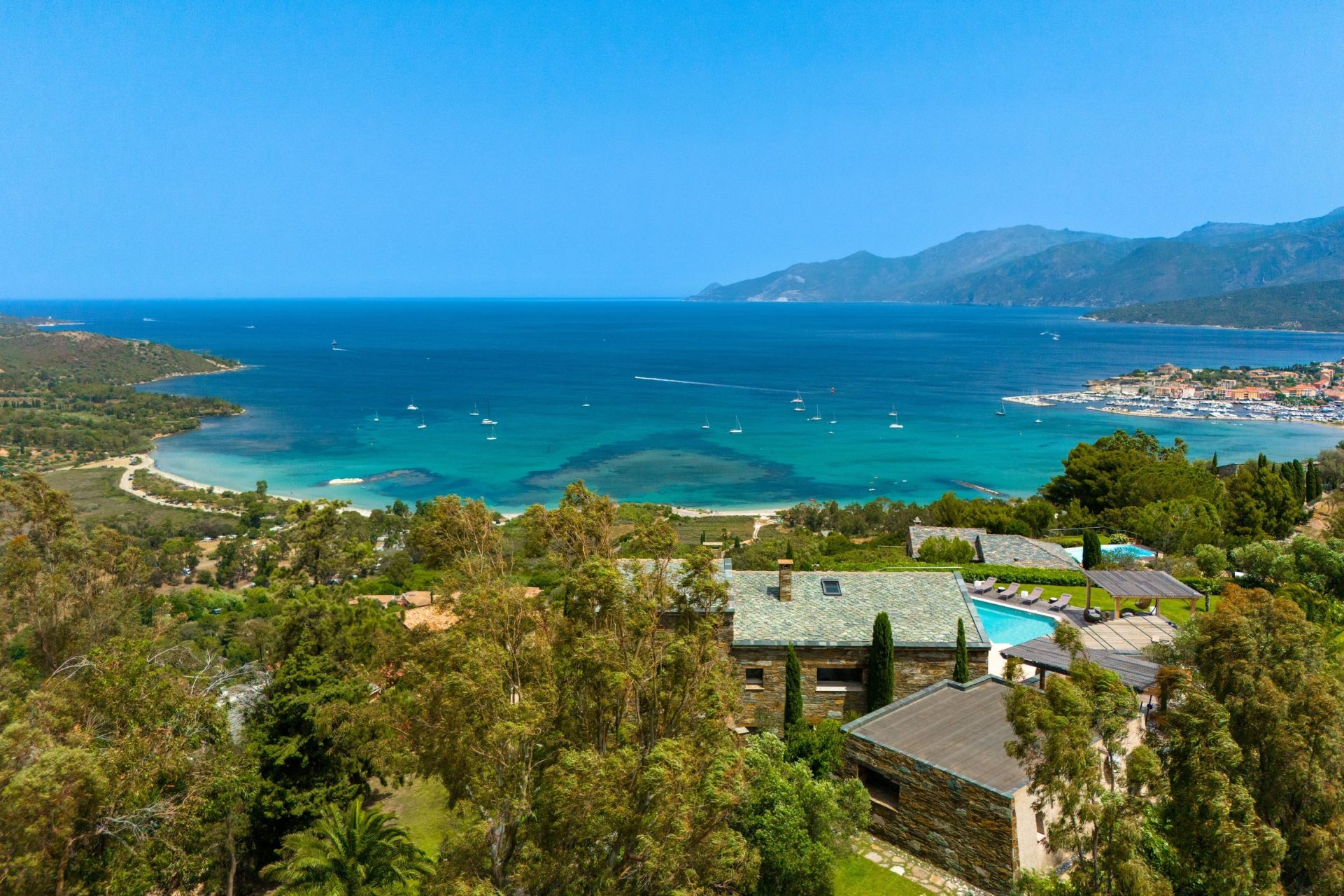 maison de luxe 8 Pièces en location saisonnière sur ST FLORENT (20217)