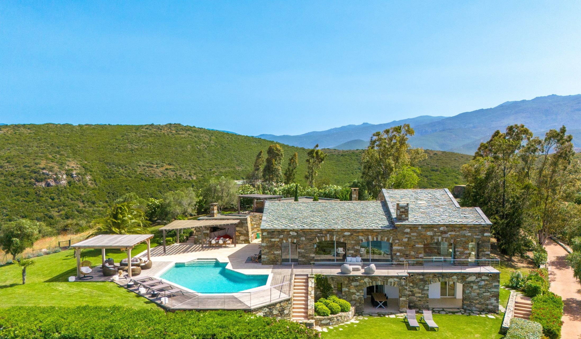 luxury house 8 Rooms for seasonal rent on ST FLORENT (20217)