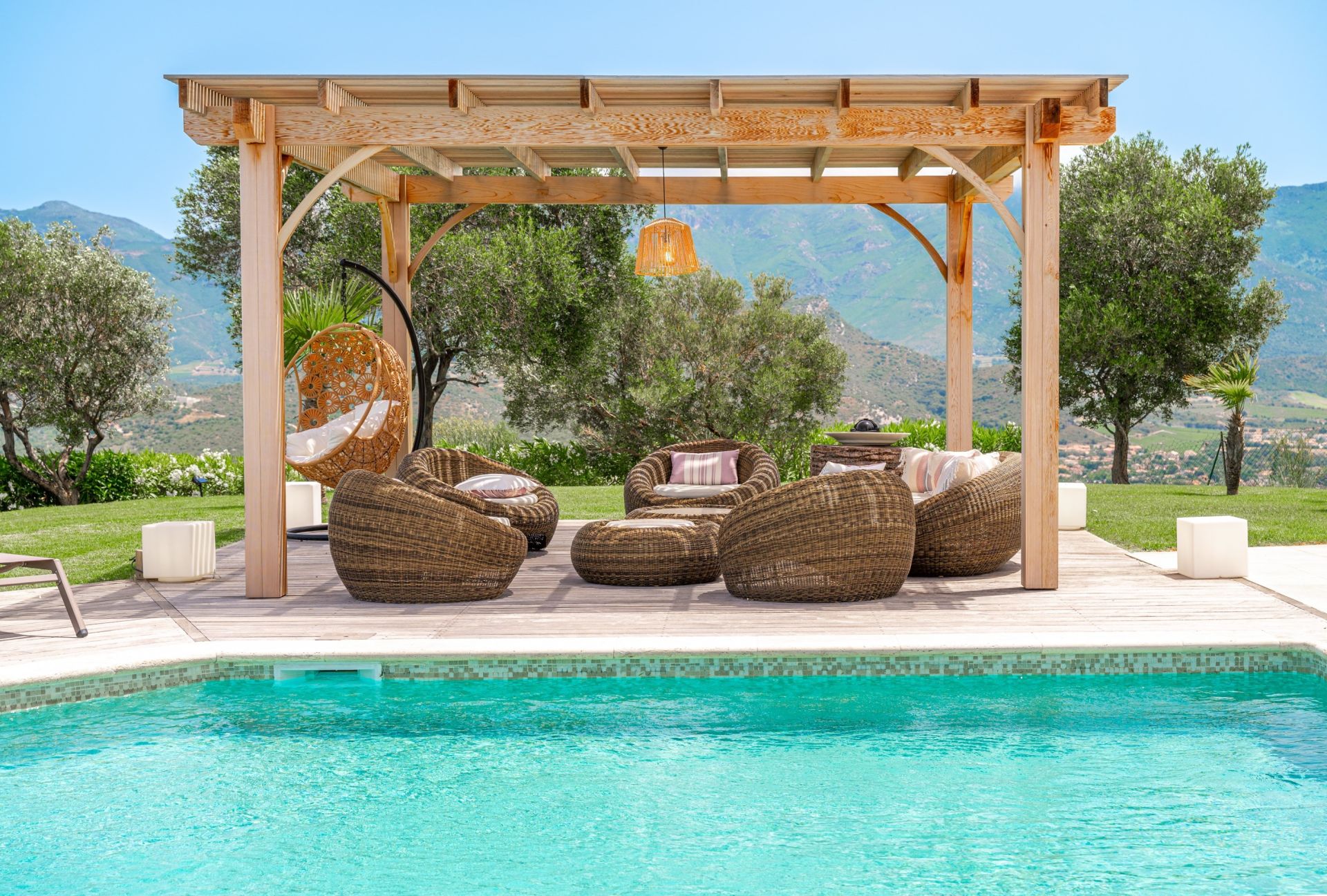 luxury house 8 Rooms for seasonal rent on ST FLORENT (20217)