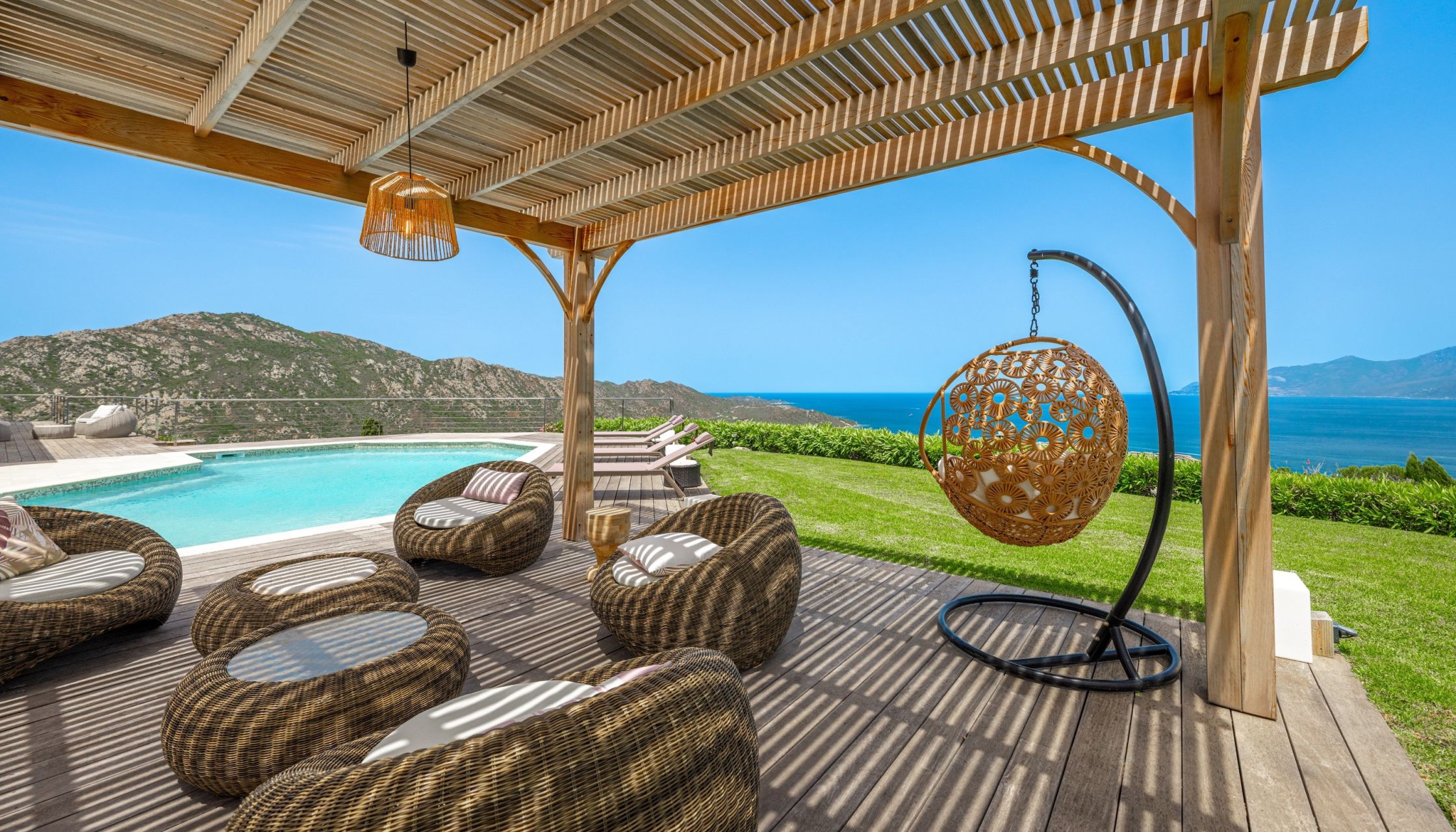 luxury house 8 Rooms for seasonal rent on ST FLORENT (20217)