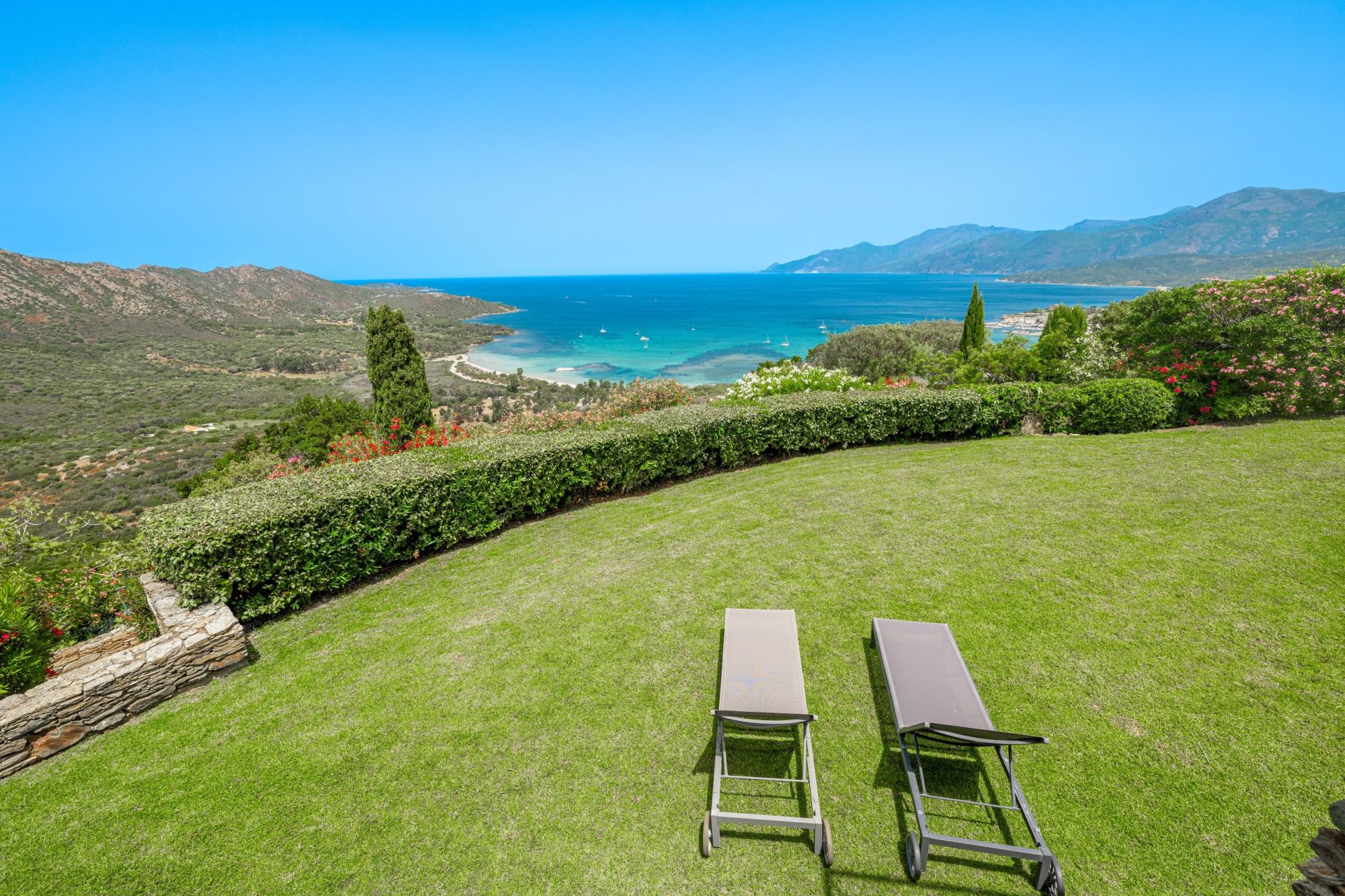 luxury house 8 Rooms for seasonal rent on ST FLORENT (20217)