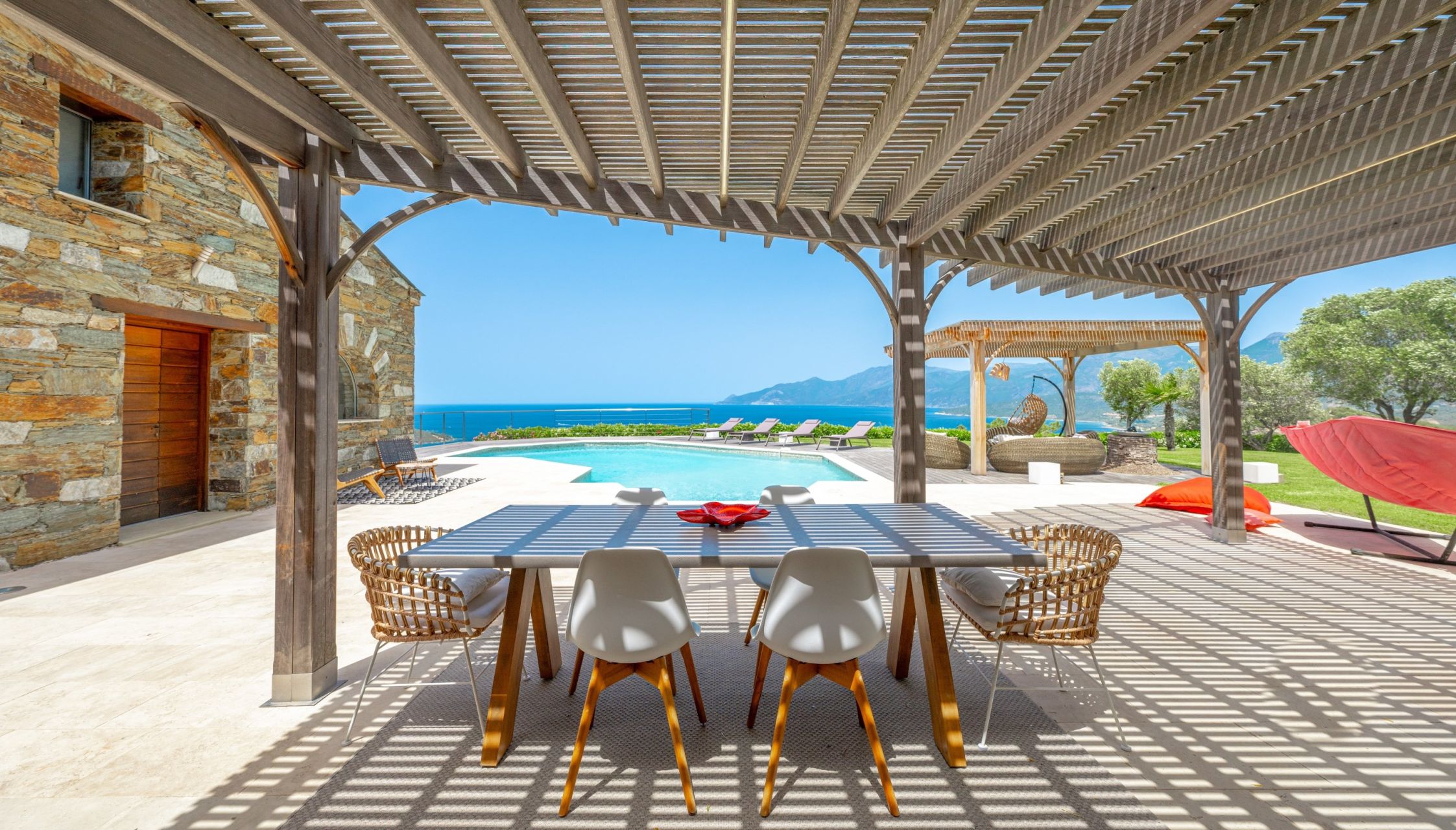 luxury house 8 Rooms for seasonal rent on ST FLORENT (20217)