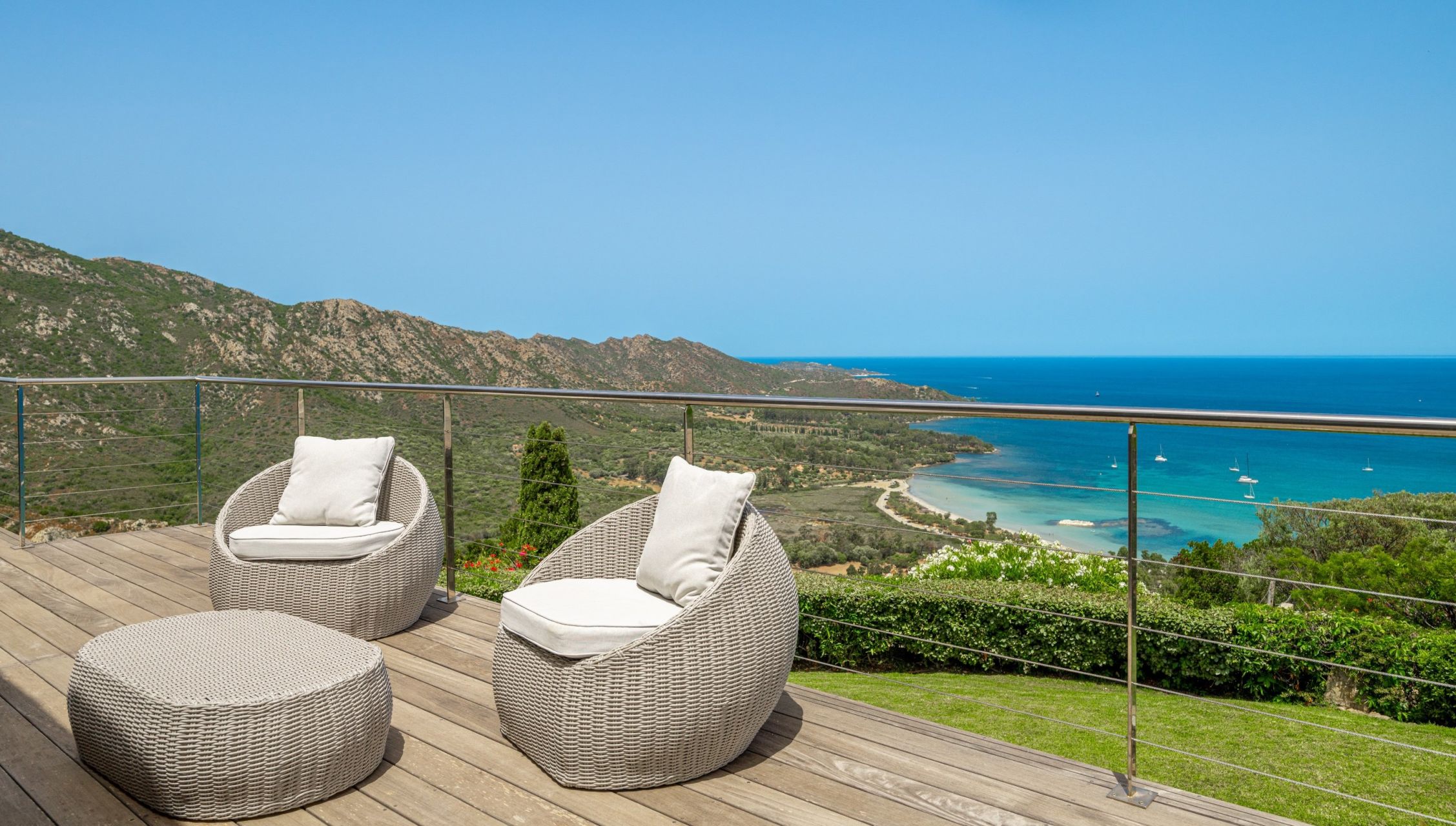 luxury house 8 Rooms for seasonal rent on ST FLORENT (20217)