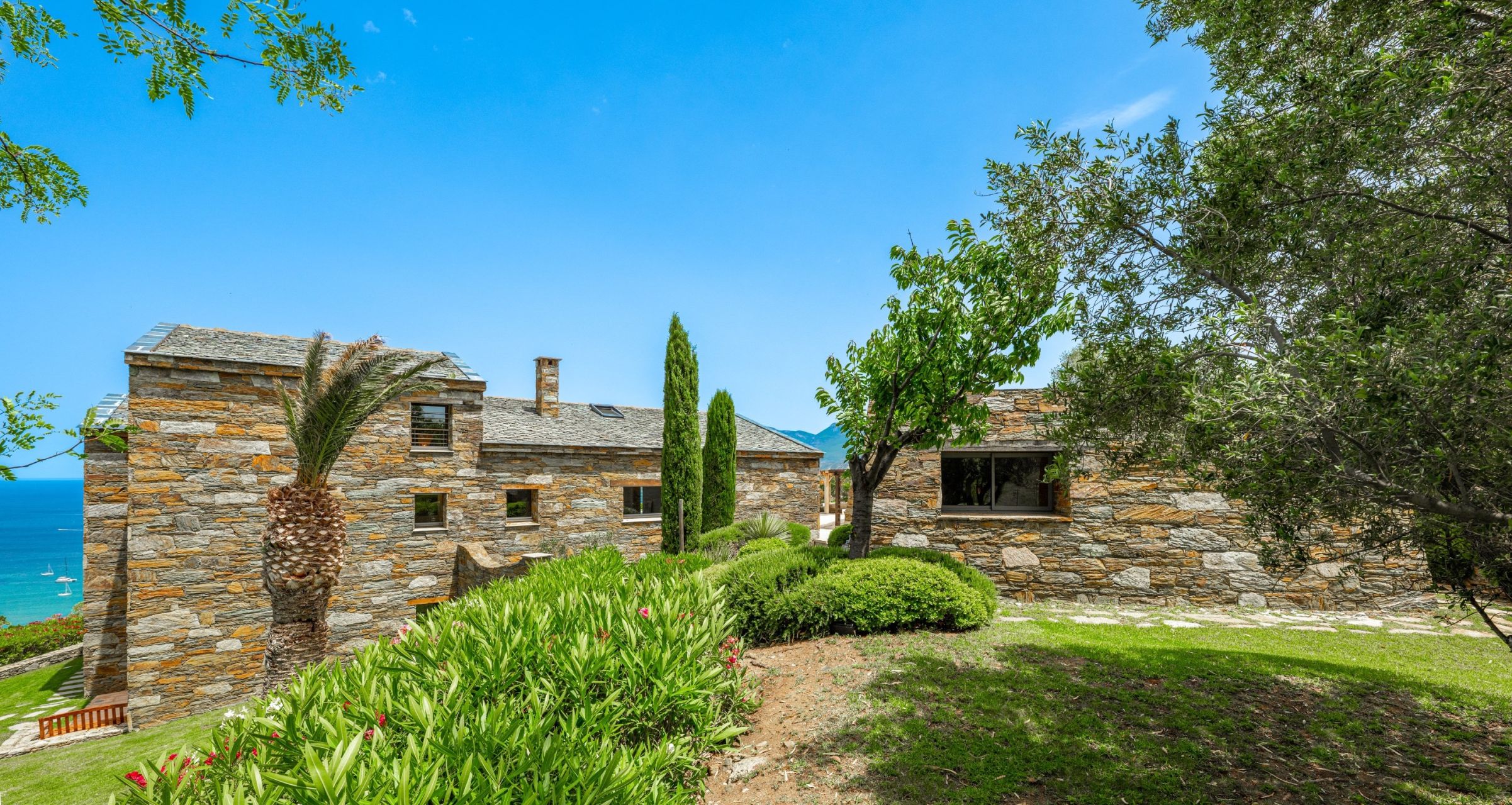 luxury house 8 Rooms for seasonal rent on ST FLORENT (20217)