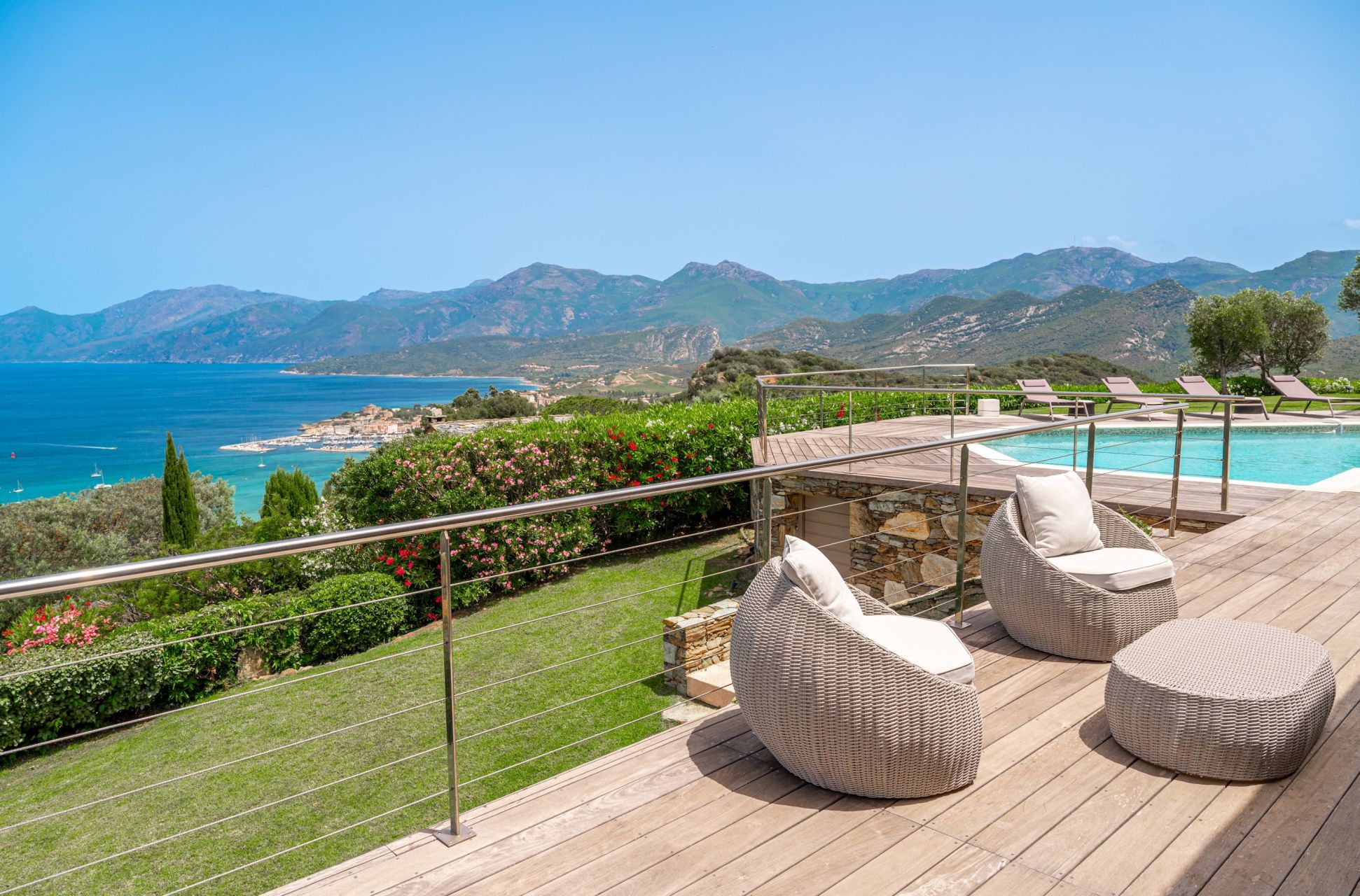 luxury house 8 Rooms for seasonal rent on ST FLORENT (20217)