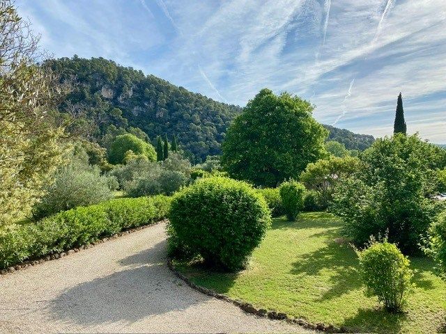 luxury villa 8 Rooms for sale on SALERNES (83690)