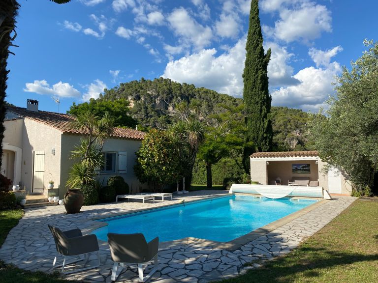 luxury villa 8 Rooms for sale on SALERNES (83690)