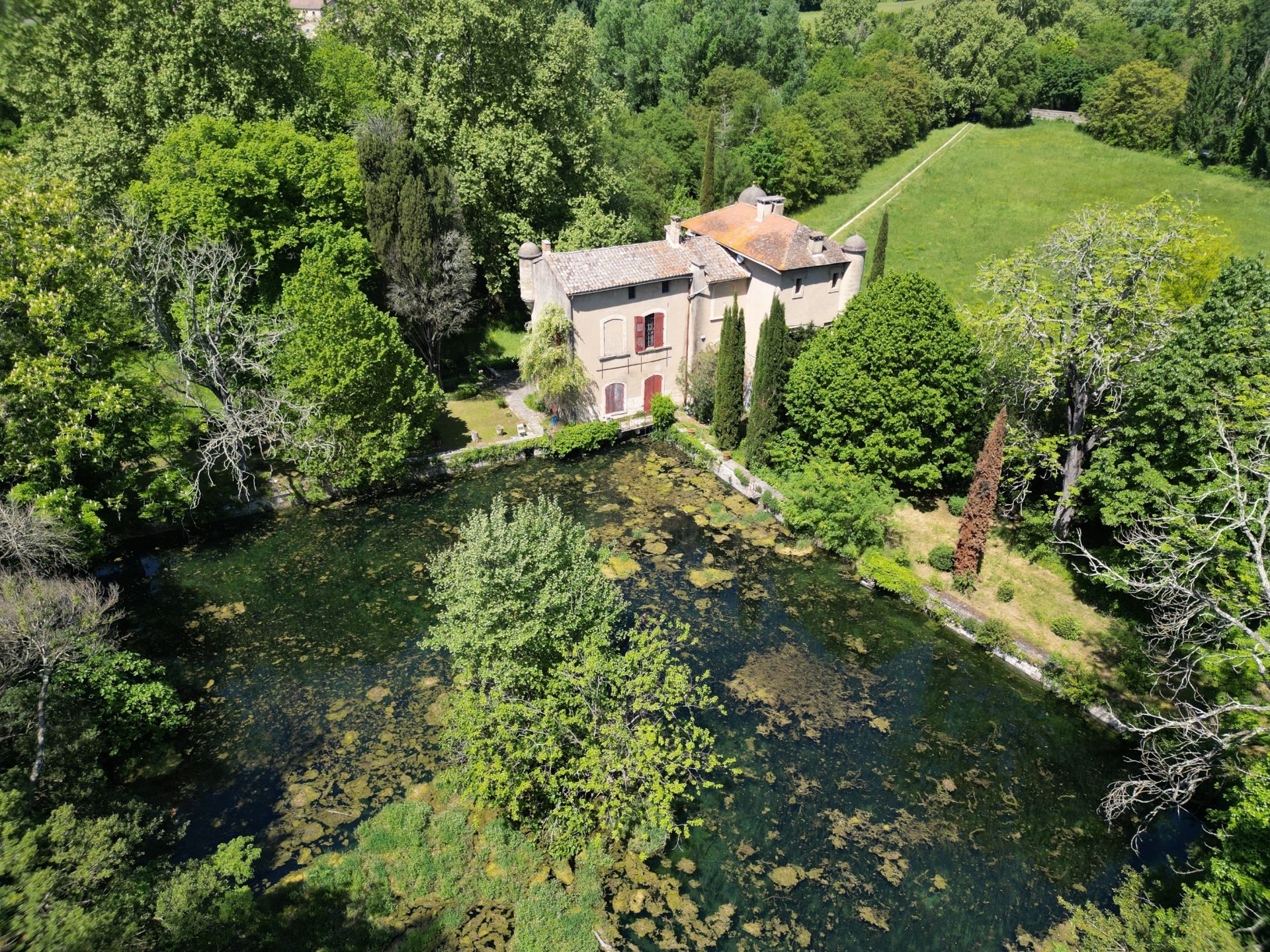castle 8 Rooms for sale on UZES (30700)