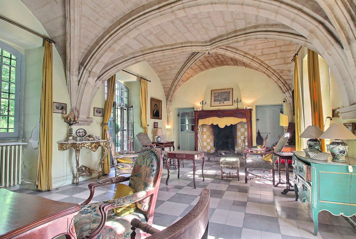 castle 8 Rooms for sale on UZES (30700)