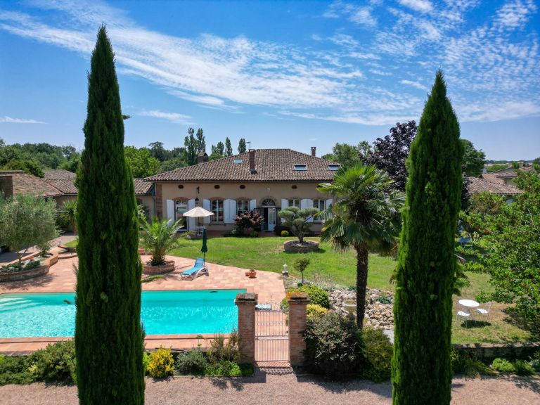 luxury house 14 Rooms for sale on MERVILLE (31330)