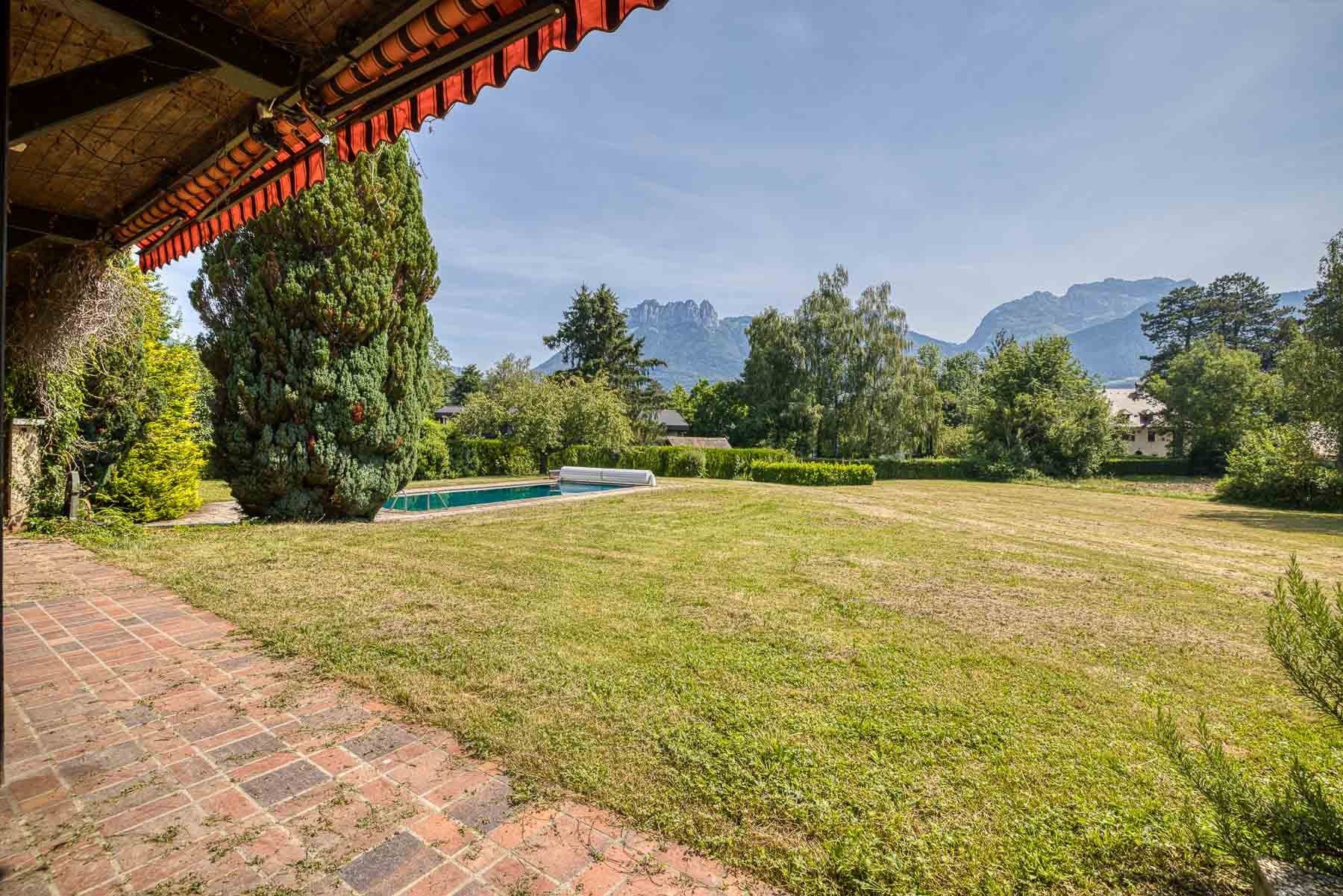 luxury house 7 Rooms for sale on ST JORIOZ (74410)