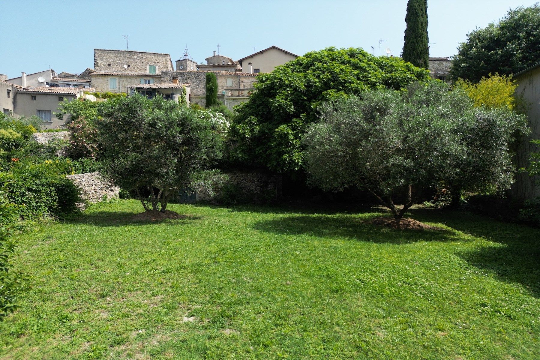 luxury house 8 Rooms for sale on UZES (30700)