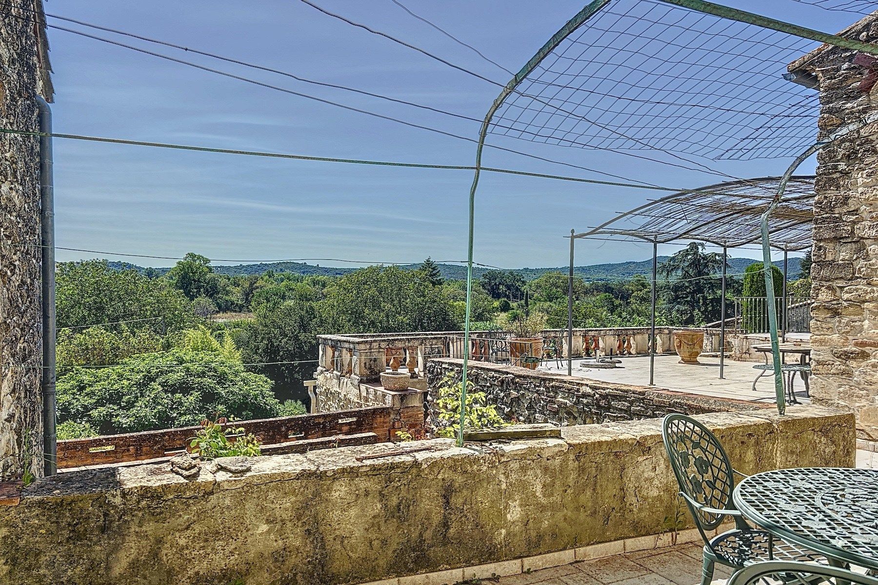 luxury house 8 Rooms for sale on UZES (30700)