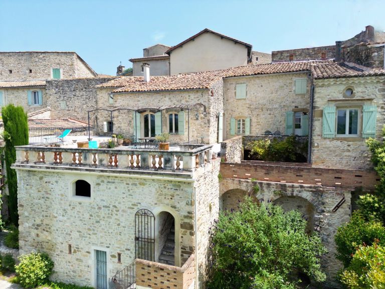 luxury house 8 Rooms for sale on UZES (30700)