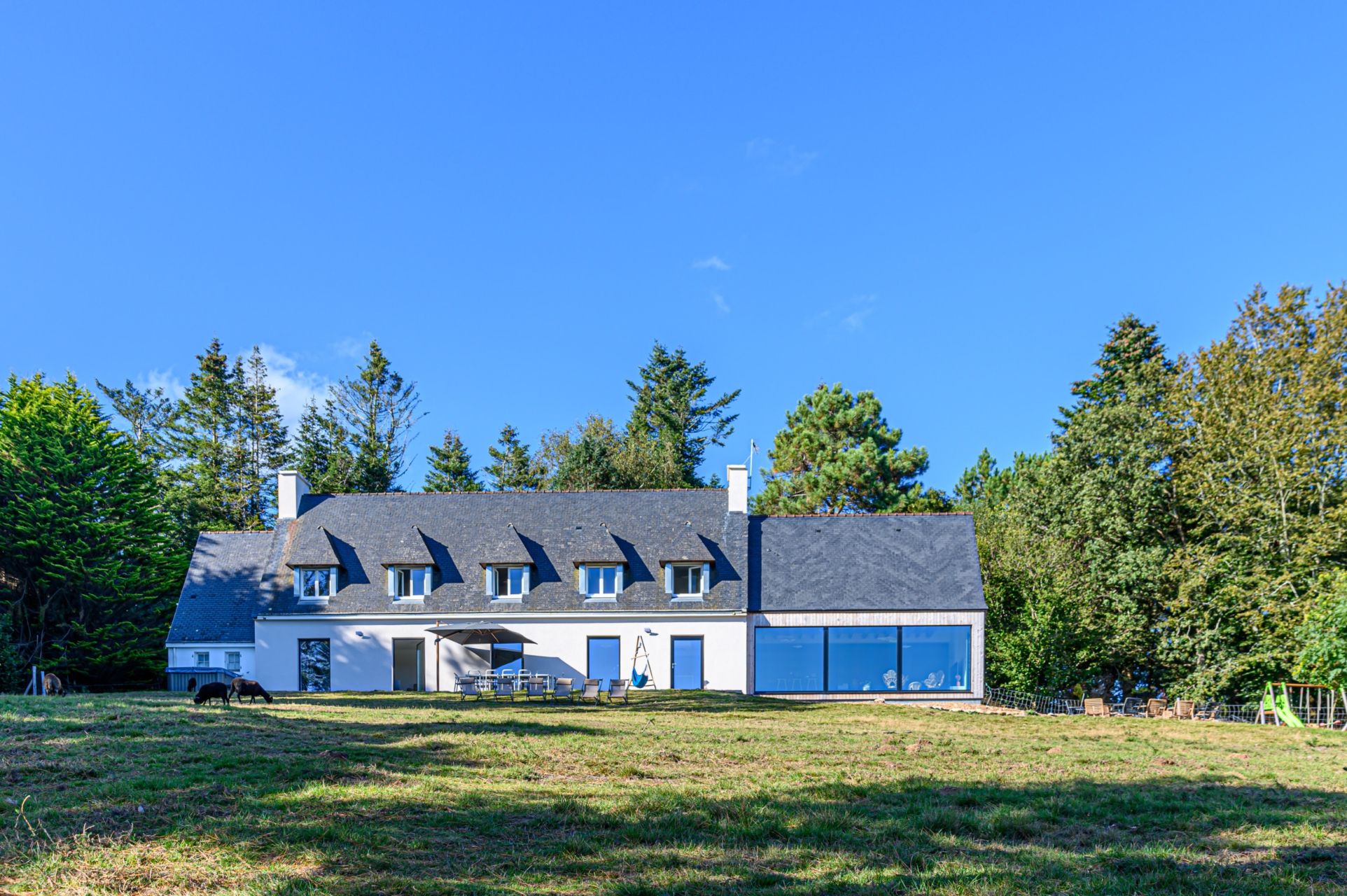 luxury house 8 Rooms for seasonal rent on GOUESNACH (29950)