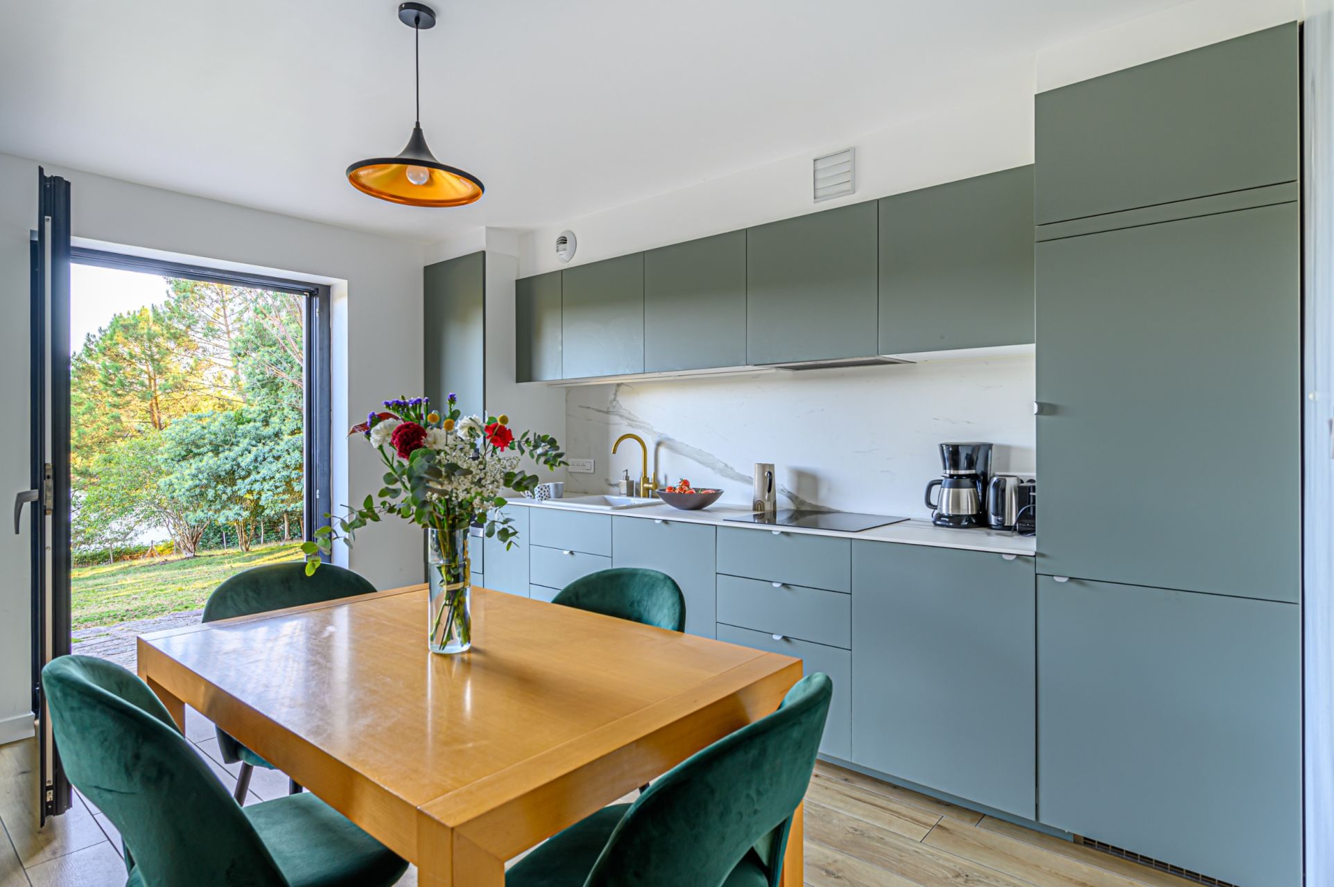 luxury house 8 Rooms for seasonal rent on GOUESNACH (29950)