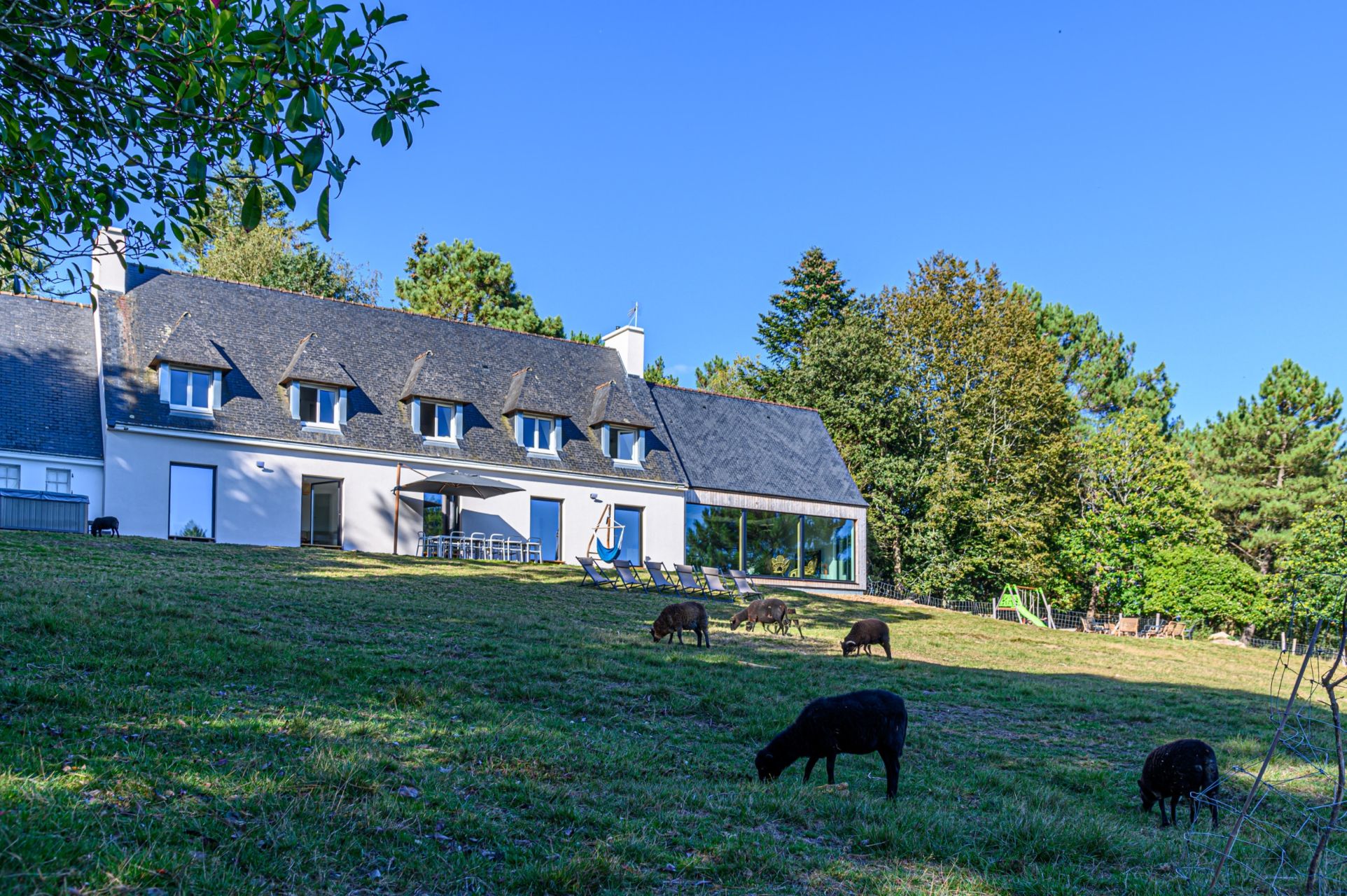 luxury house 8 Rooms for seasonal rent on GOUESNACH (29950)