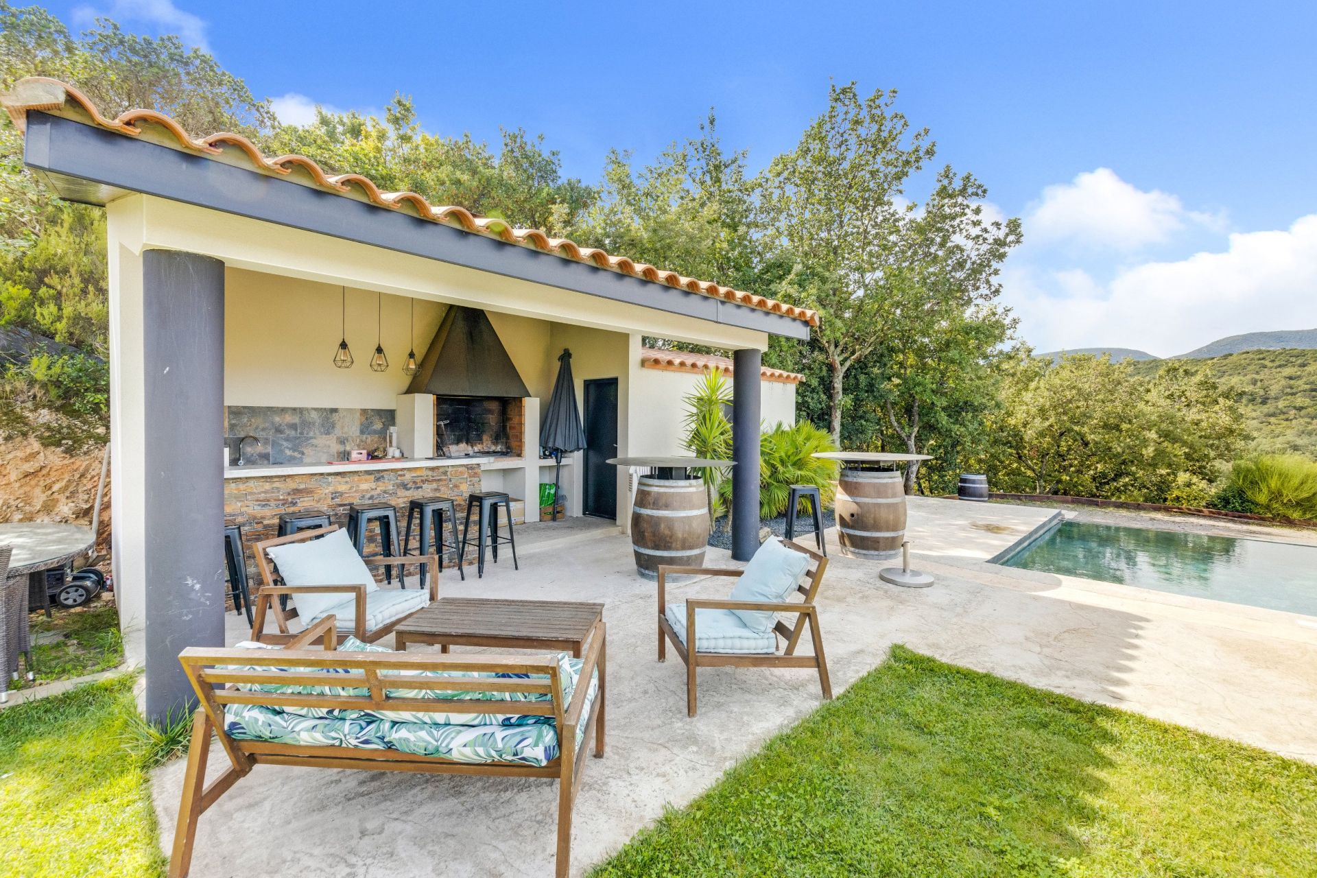 luxury house 6 Rooms for sale on THUIR (66300)