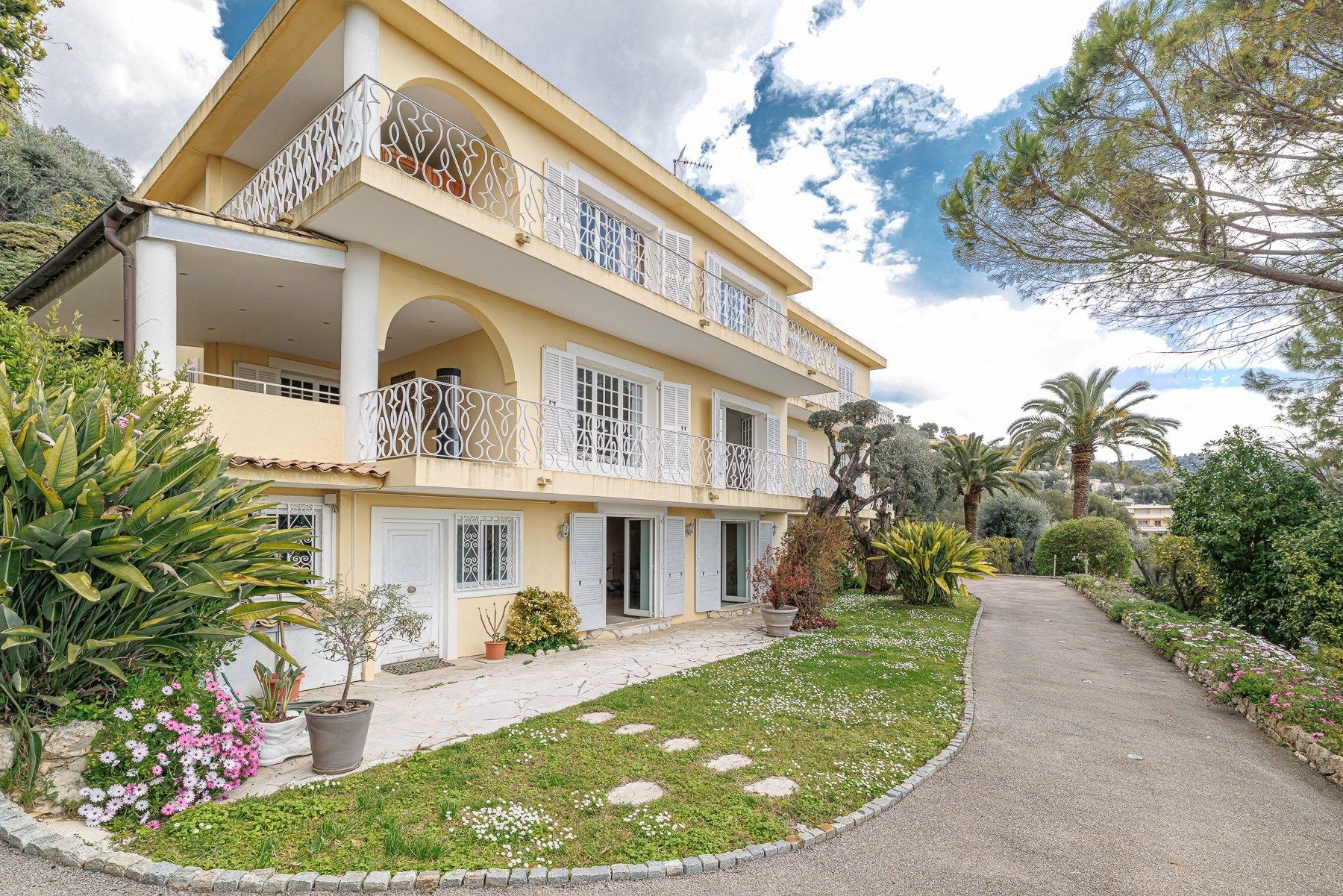 luxury villa 10 Rooms for sale on NICE (06000)