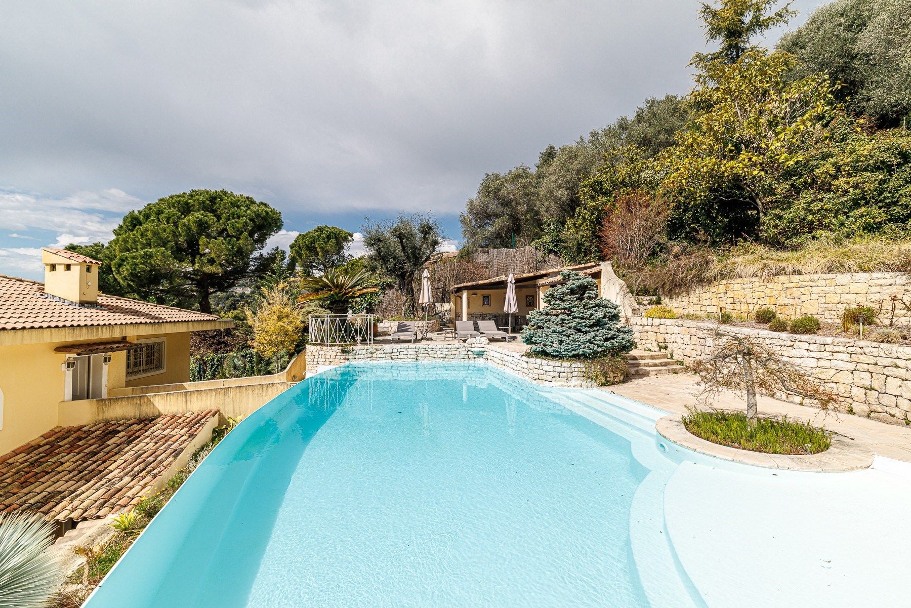 luxury villa 10 Rooms for sale on NICE (06000)