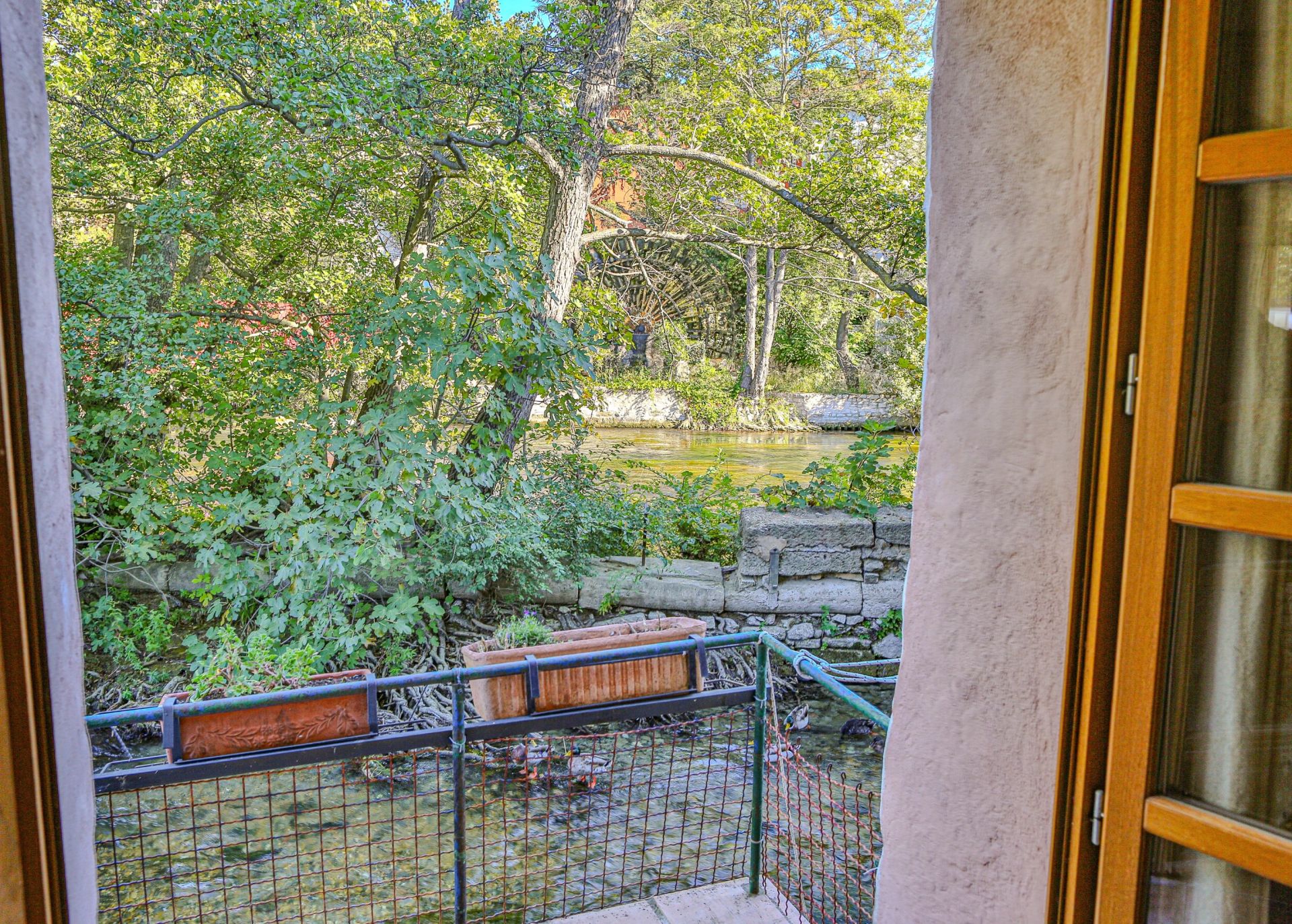 luxury house 8 Rooms for sale on L ISLE SUR LA SORGUE (84800)