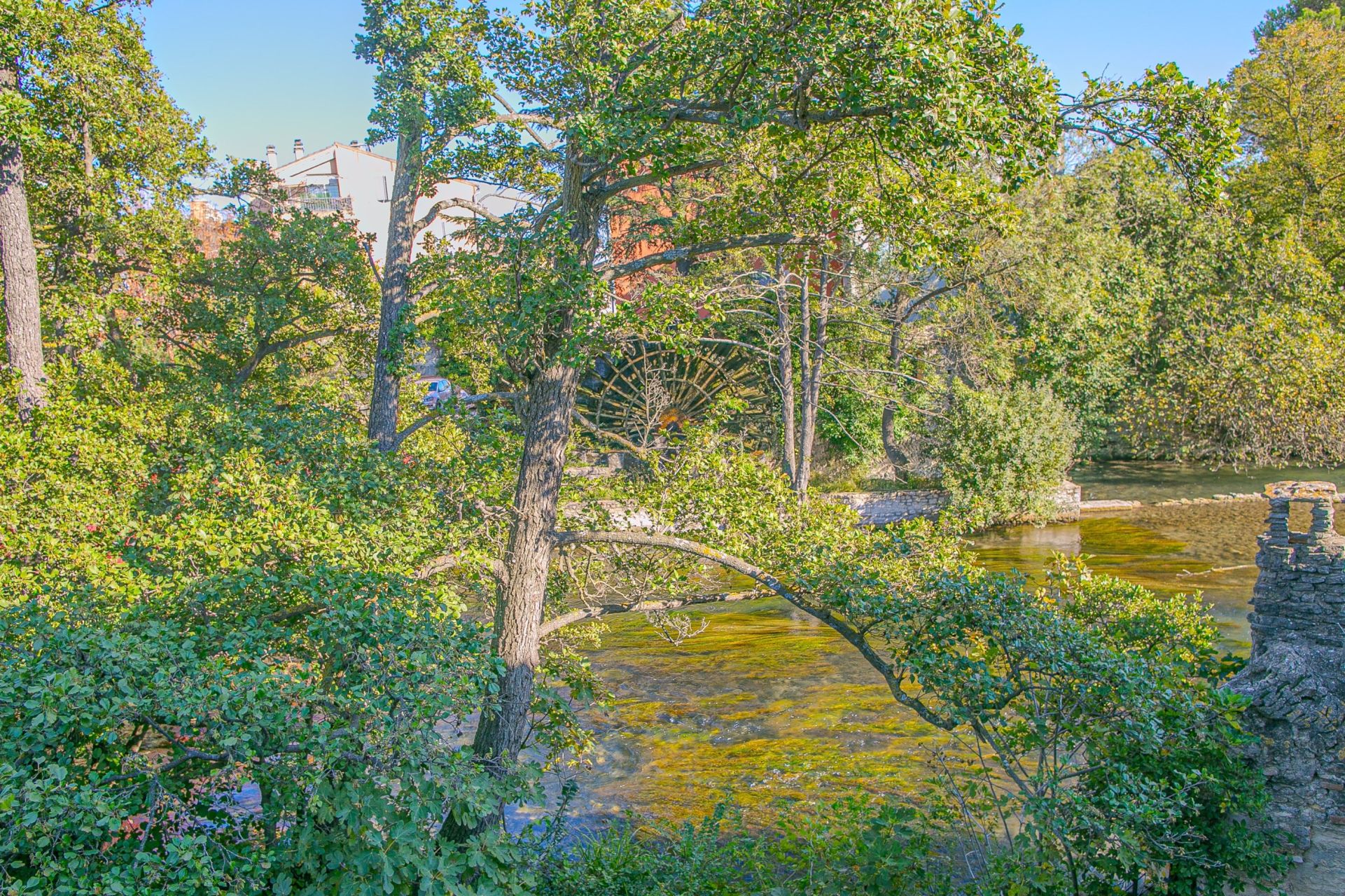 luxury house 8 Rooms for sale on L ISLE SUR LA SORGUE (84800)