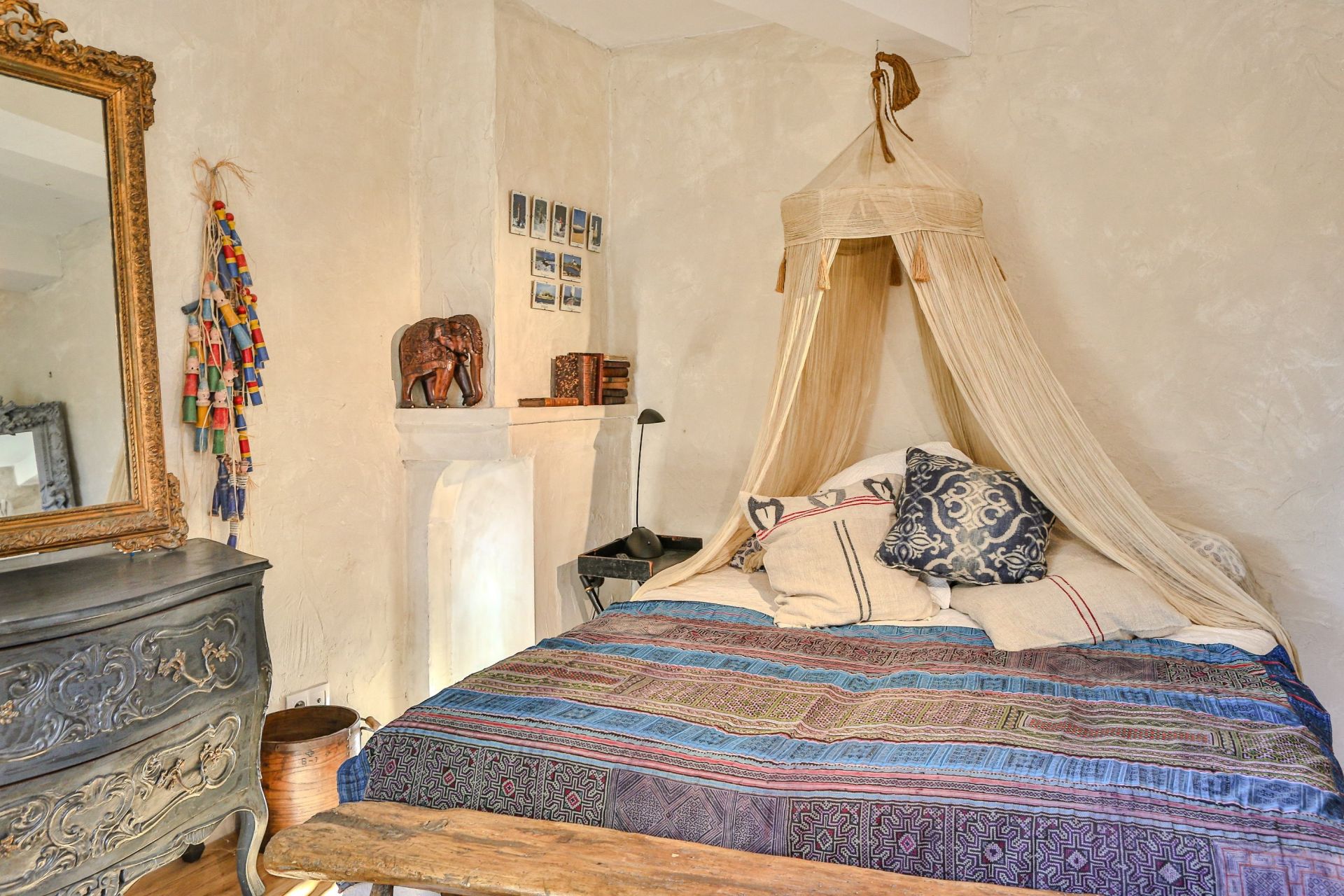 luxury house 8 Rooms for sale on L ISLE SUR LA SORGUE (84800)