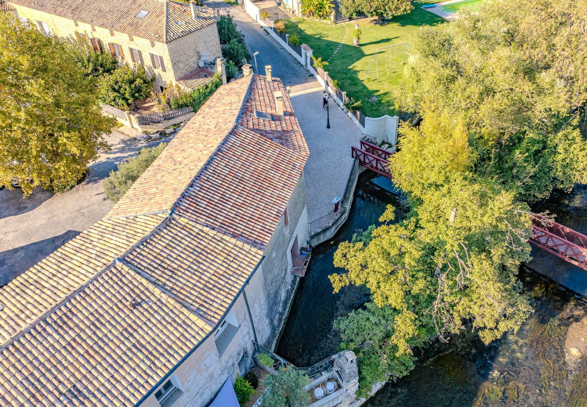 luxury house 8 Rooms for sale on L ISLE SUR LA SORGUE (84800)