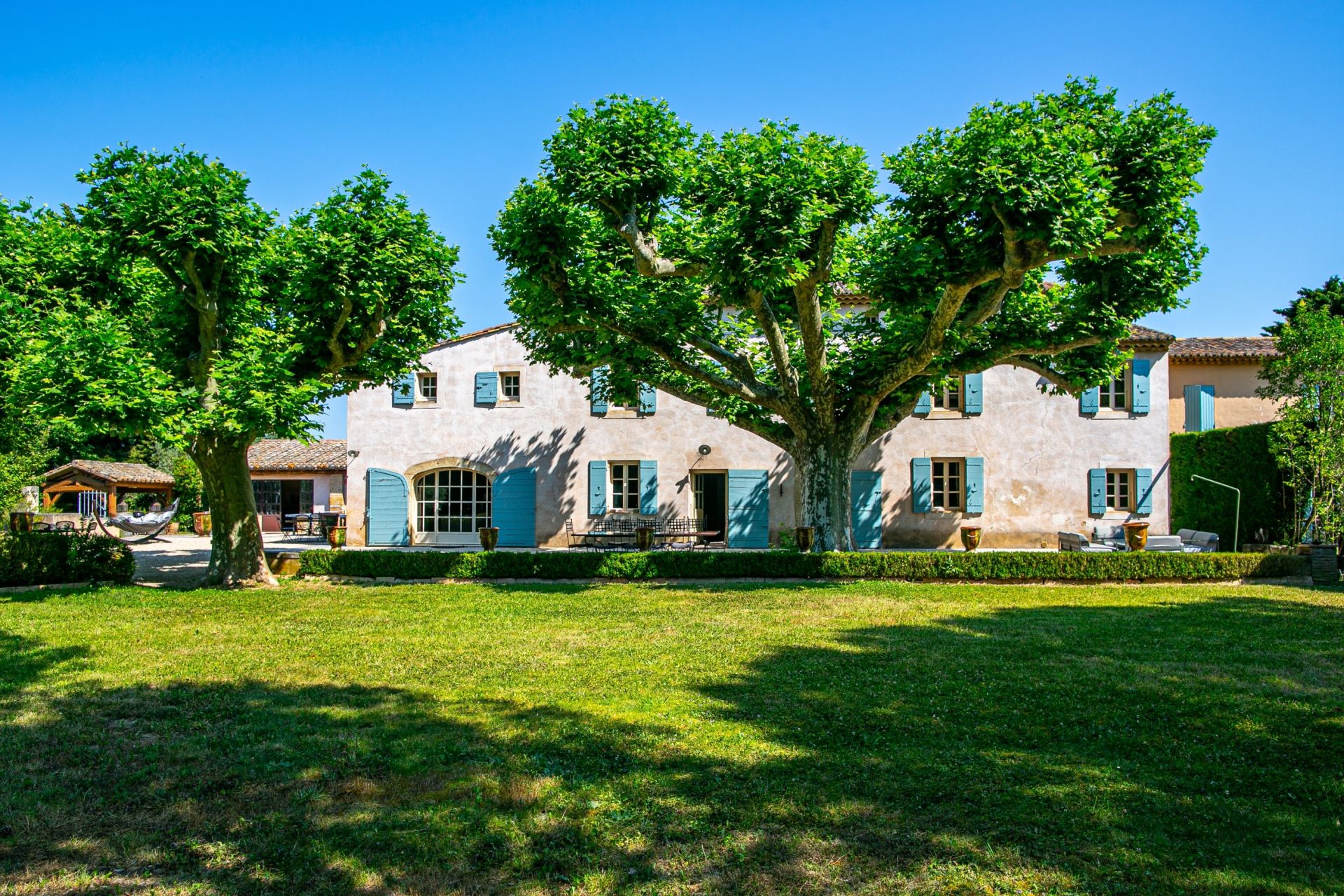 luxury house 15 Rooms for sale on LES VIGNERES (84300)